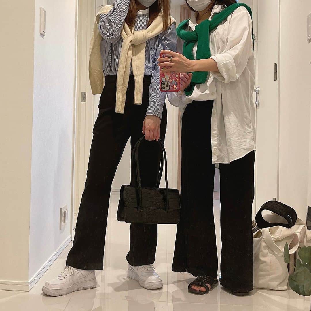 ひよんのインスタグラム：「👭💓  この前の #ぶんぴよ コーデ👯‍♀️💛 双子ちっくにしたの☺️ このコーデお気に入り😍✨  肩掛けのニットは @9unq.official の新作だよ💕  #ひよん #9unq」