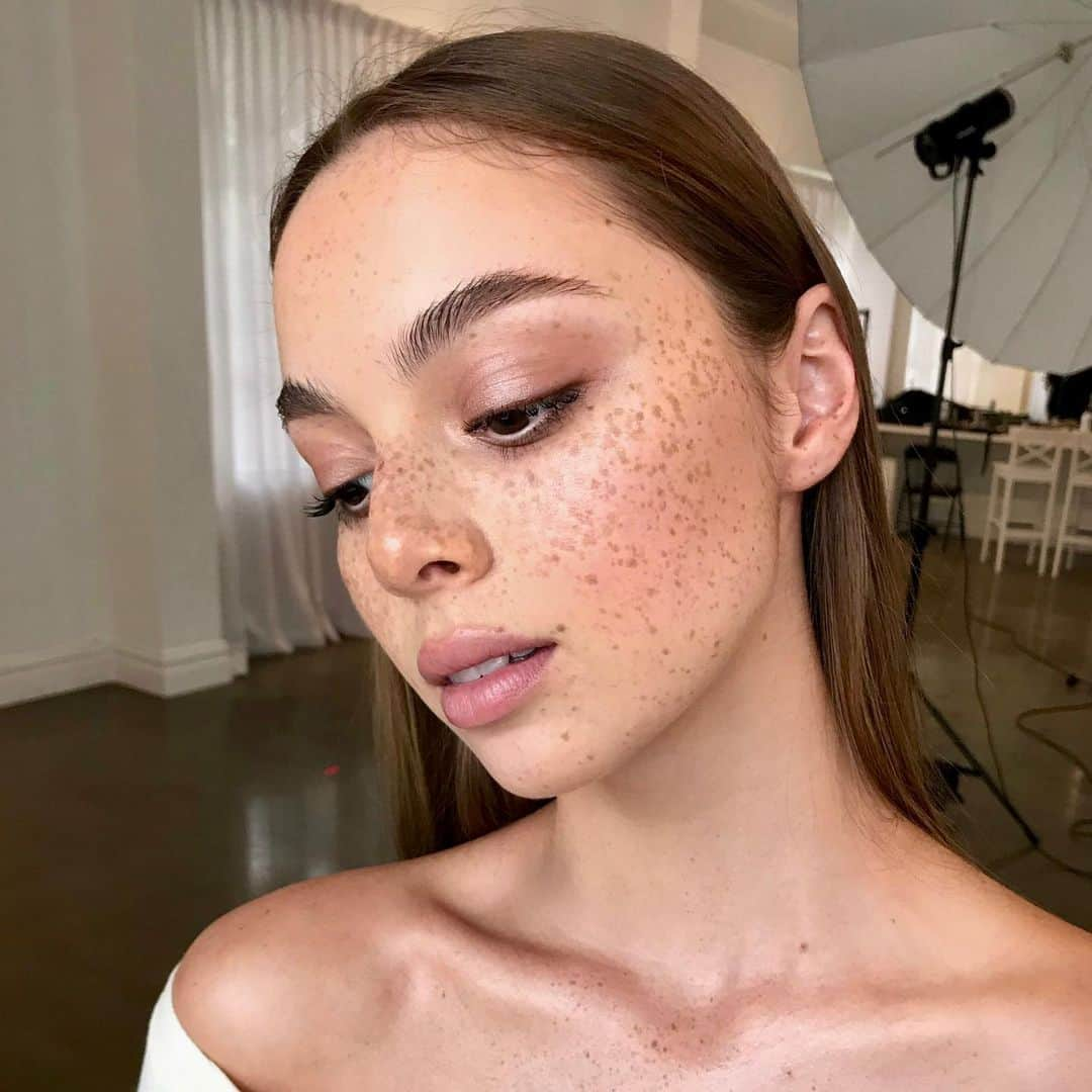 Ania Milczarczykのインスタグラム：「A supernatural ✨ super, natural shot to break up the glam. @em_hedley the other day for @onemile」