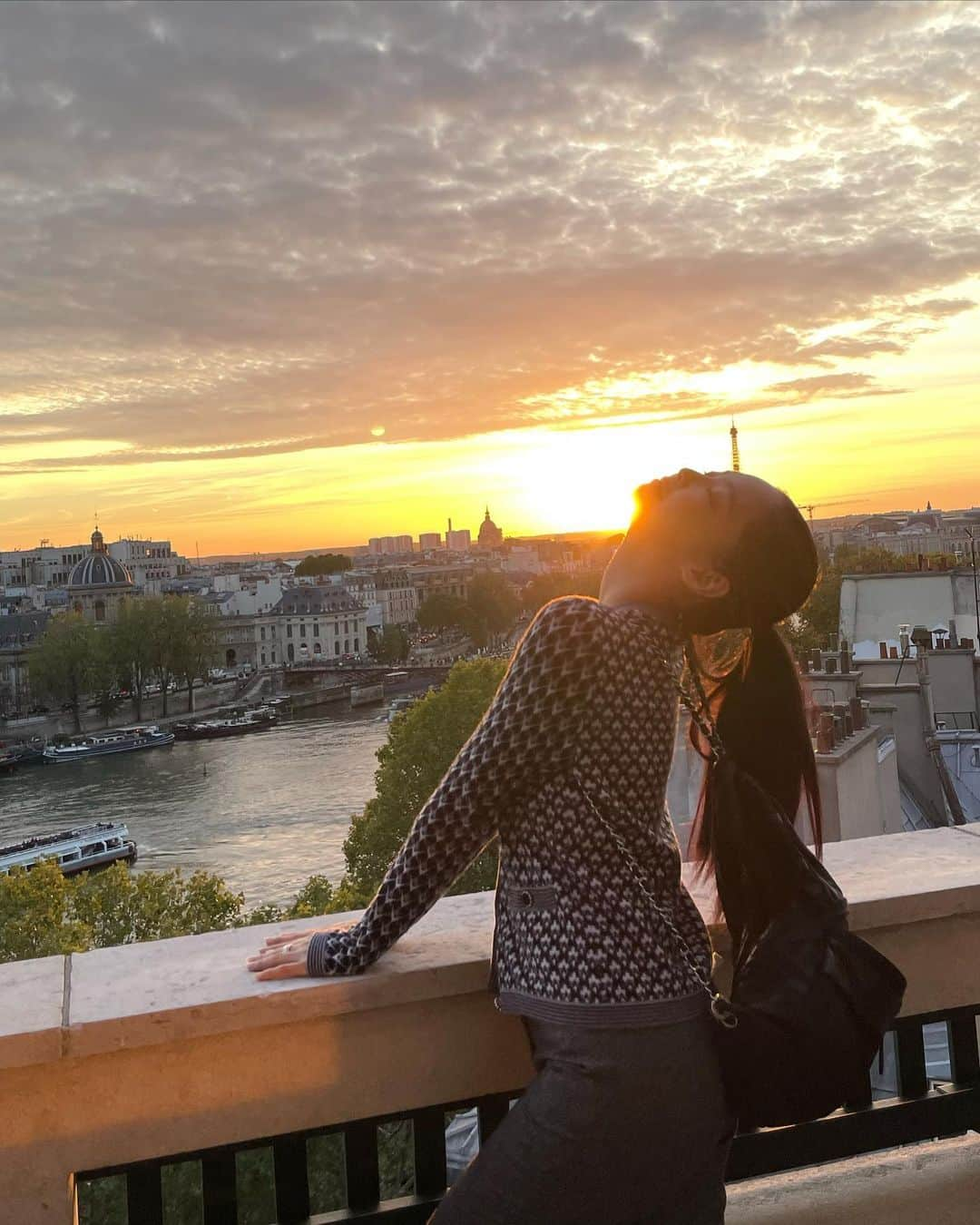 ジェニーさんのインスタグラム写真 - (ジェニーInstagram)「Oh did we miss this🌄 Date night with @sooyaaa__ in Paris」10月1日 7時34分 - jennierubyjane