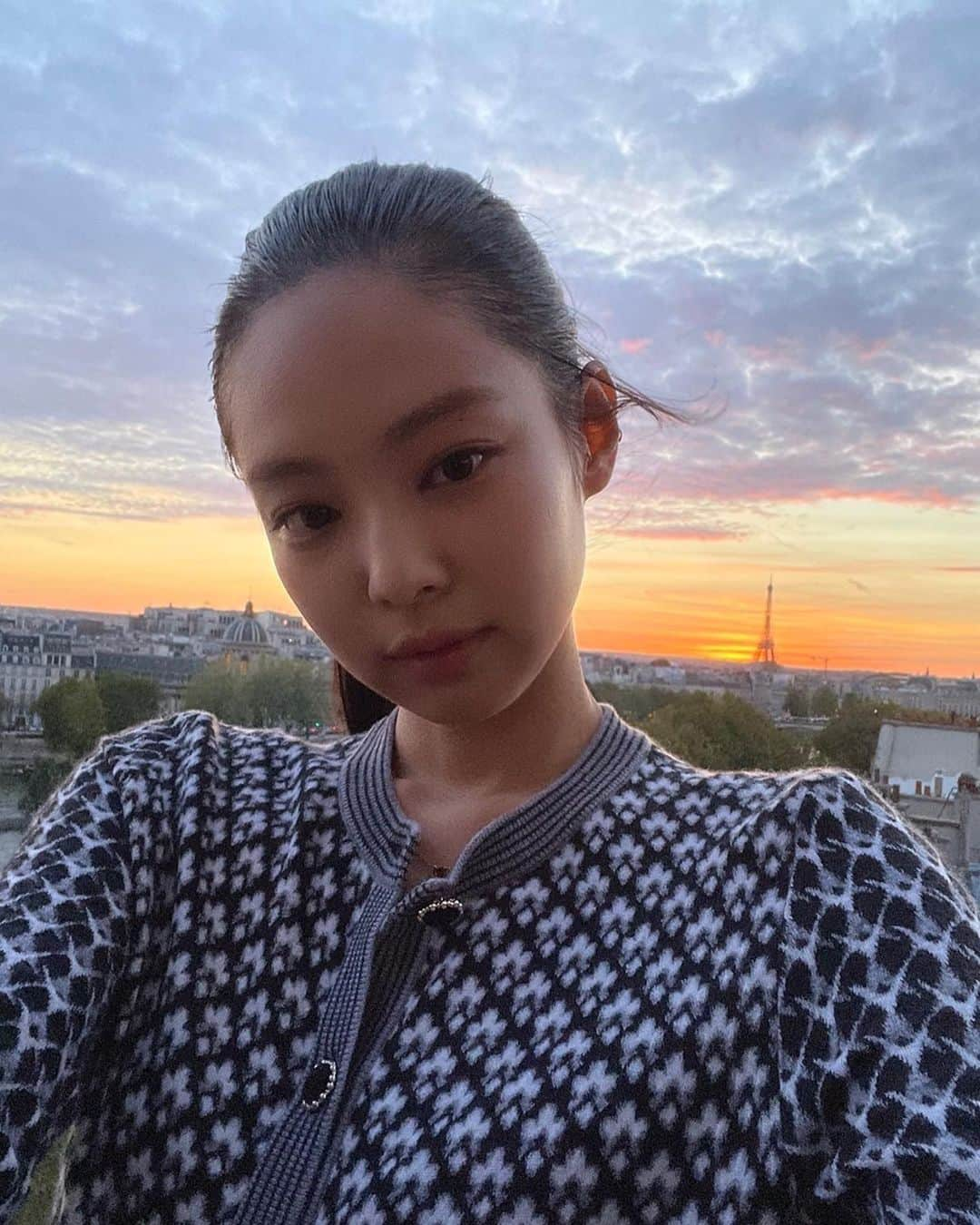 ジェニーさんのインスタグラム写真 - (ジェニーInstagram)「Oh did we miss this🌄 Date night with @sooyaaa__ in Paris」10月1日 7時34分 - jennierubyjane