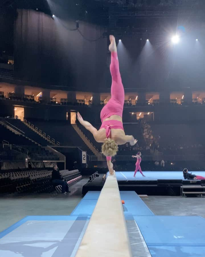 ローリー・ヘルナンデスのインスタグラム：「look ma, no hands! (who’s coming to the Boise show tomorrow?)」