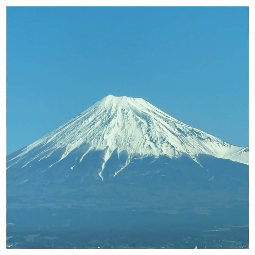 さだまさしさんのインスタグラム写真 - (さだまさしInstagram)「㊗️３７７６投稿記念🎊 「僕の好きな富士山」 どうぞ台風被害が出ませんように🙏 . #富士山 #さだまさし #sadamasashi」10月1日 8時07分 - sada_masashi