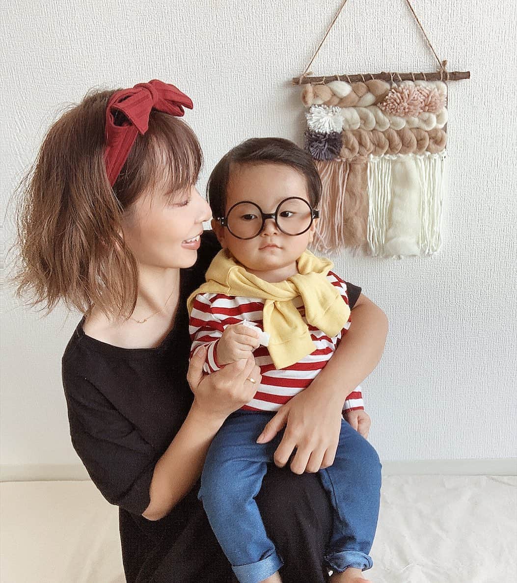 ayacasuのインスタグラム：「Hello Oct🍁🌾 * * * Halloween1発目✨ なんでしょ〜🧹👠🐈‍⬛🥖 * 親子で一緒に仮想するの ちょっと夢やったりした🤭💓 * * * #halloween  #ハロウィン  #ハロウィンベビー  #11ヶ月ベビー  #男の子ベビー #親子でハロウィン #スリコ」