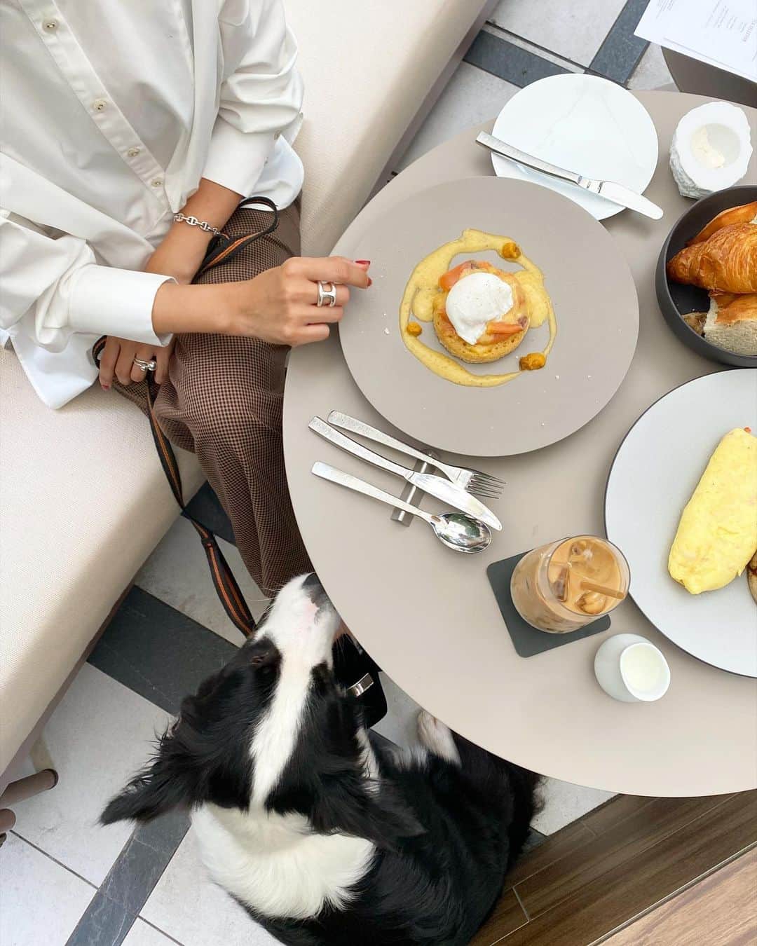 Mai Wakimizuのインスタグラム：「神戸に帰る前にゆっくりlunch出来た♡ずっと室内だったので、テラスで久しぶりに太陽の光を浴びて気持ち良かったー！可愛いワンちゃんにも会えて癒しでした♡bagは銀座三越のpopup shopでゲットしたjnheartsのもの♡(2枚目)これ持つだけでカッコよく決まるし、とにかく荷物が入るので神戸に帰って来てからはママbagにしてます＼(^o^)／ #wakkinstyle#ootd#coordinate tops:#linkable @linkable_official  pants:#linkable @linkable_official(近日発売予定) bag:#jnhearts @jnhearts  #wakkingourmet#kimptonshinjukutokyo#tokyo#東京」