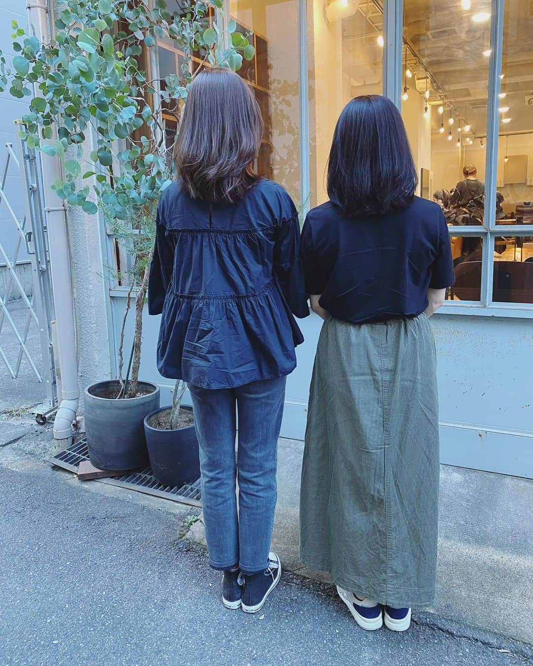 武田訓佳さんのインスタグラム写真 - (武田訓佳Instagram)「💇🏻‍♀️💕 ・ ・ 似てます？ ・ やっぱり？ ・ 後ろ姿も？🙈 ・ ・ ・ お祝いランチ(リベンジ🤣)して 一緒に美容室👯🤍 ・ テーマは 「くにか超え」 だったらしく😂 スタイリストさんとなんか意気込んではった。笑 ・ 見事ちゅるんちゅるんのサラッサラに 仕上がっていた🥺🤍 ・ おんなじような顔して おんなじような髪型して 仲良くやってます😆 ・ ・ 身体が元気で、心も健康で、 毎日楽しく笑って過ごして欲しい。 改めてそう願います😌✨ ・ ・ ・ #母 #誕生日 #hbd #ヘアサロンフルコース🎁 #リベンジランチ #なぜなら #定休日おばさん #臨時休業おばさん #発揮したからだよ #🤢 #今後は食べログだけじゃなくてインスタも調べていきますorz #orzたぶん初めて使った」10月1日 18時45分 - kunika0117