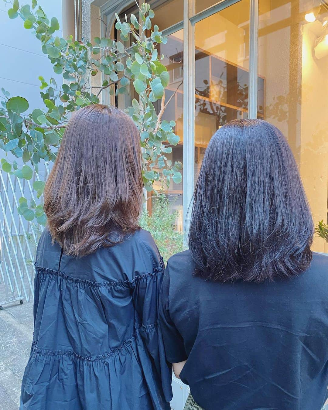 武田訓佳さんのインスタグラム写真 - (武田訓佳Instagram)「💇🏻‍♀️💕 ・ ・ 似てます？ ・ やっぱり？ ・ 後ろ姿も？🙈 ・ ・ ・ お祝いランチ(リベンジ🤣)して 一緒に美容室👯🤍 ・ テーマは 「くにか超え」 だったらしく😂 スタイリストさんとなんか意気込んではった。笑 ・ 見事ちゅるんちゅるんのサラッサラに 仕上がっていた🥺🤍 ・ おんなじような顔して おんなじような髪型して 仲良くやってます😆 ・ ・ 身体が元気で、心も健康で、 毎日楽しく笑って過ごして欲しい。 改めてそう願います😌✨ ・ ・ ・ #母 #誕生日 #hbd #ヘアサロンフルコース🎁 #リベンジランチ #なぜなら #定休日おばさん #臨時休業おばさん #発揮したからだよ #🤢 #今後は食べログだけじゃなくてインスタも調べていきますorz #orzたぶん初めて使った」10月1日 18時45分 - kunika0117