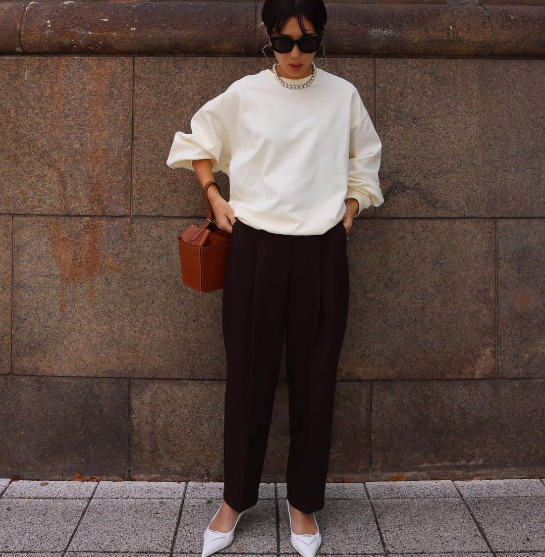 正中雅子さんのインスタグラム写真 - (正中雅子Instagram)「マイスタンダード🤍  メンズにもよく使われるしっかりとした日本製のスウェット生地を使い、ゆるく立体感のあるシルエットに。  着るだけでこなれ感の出ちゃう大人がサラッと着れるスウェット😌  パンツは、カルゼ素材のブラウン🐻  最後の動画がわかりやすいかな！ぐっと入れたタックがカッコいい仕上がりです！  秋冬ムードあってかなりお気に入り！♡  このスタイリングはめちゃくちゃするやつ♡  10/5 14:00 in stock  #MACHATT #masaco服」10月1日 18時49分 - masacoshonaka