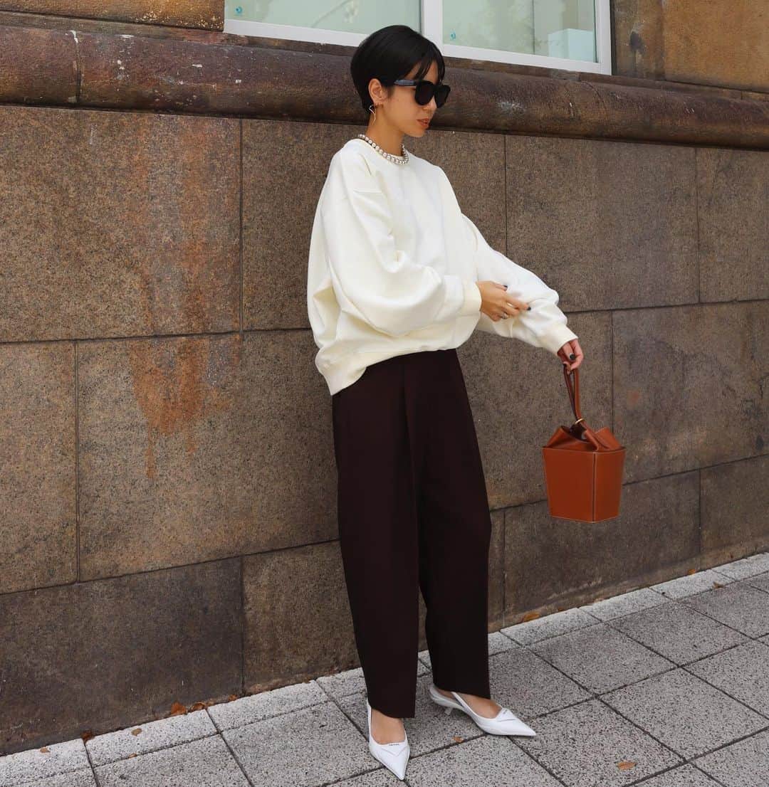 正中雅子さんのインスタグラム写真 - (正中雅子Instagram)「マイスタンダード🤍  メンズにもよく使われるしっかりとした日本製のスウェット生地を使い、ゆるく立体感のあるシルエットに。  着るだけでこなれ感の出ちゃう大人がサラッと着れるスウェット😌  パンツは、カルゼ素材のブラウン🐻  最後の動画がわかりやすいかな！ぐっと入れたタックがカッコいい仕上がりです！  秋冬ムードあってかなりお気に入り！♡  このスタイリングはめちゃくちゃするやつ♡  10/5 14:00 in stock  #MACHATT #masaco服」10月1日 18時49分 - masacoshonaka