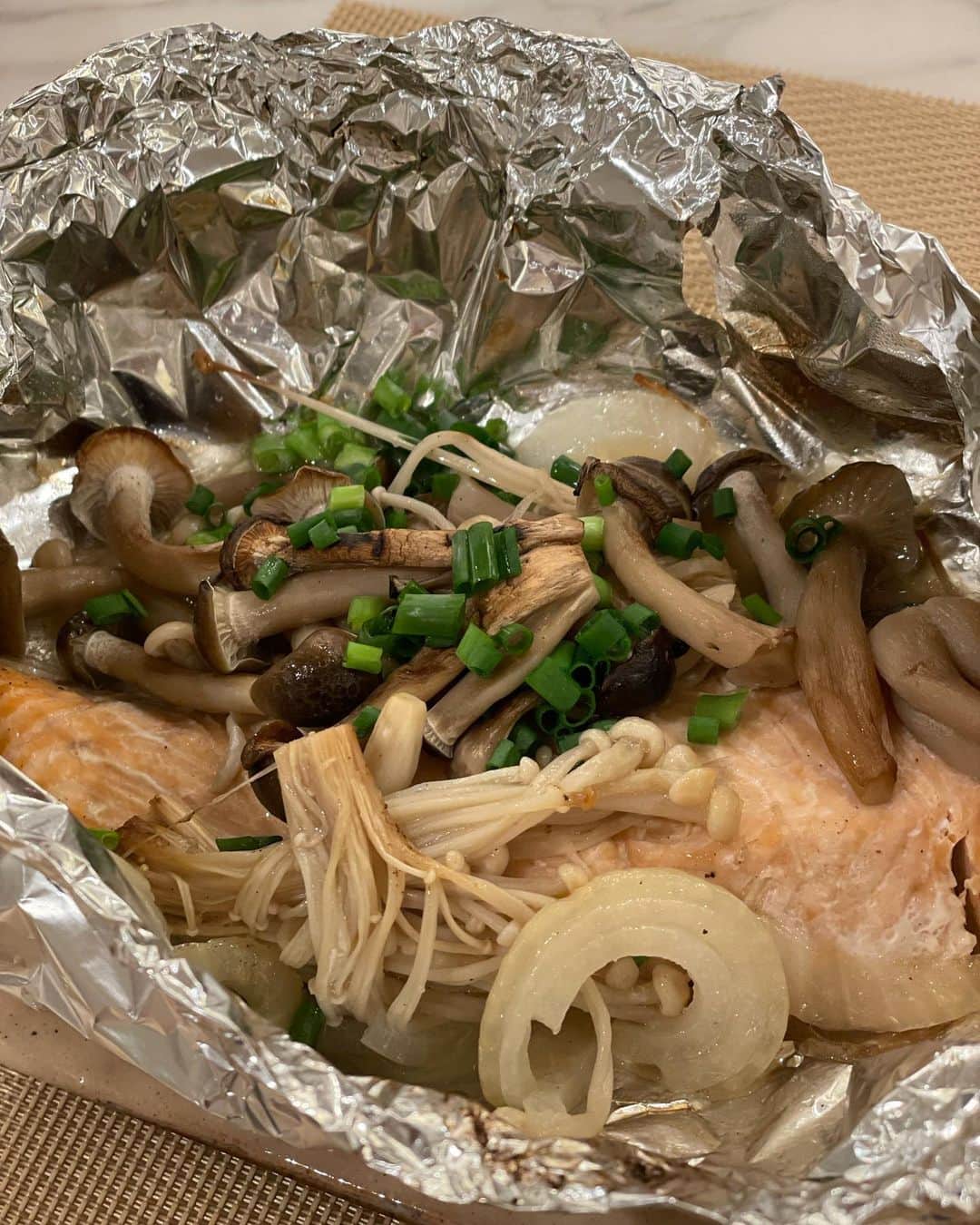 山口もえのインスタグラム：「・  今夜は秋鮭のキノコたっぷりホイル焼き🍴 写真では伝わりにくいけど…笑 とても美味しかった💕😍 ホイル焼きってドキドキする！！ ちゃんと火が通ったのかって… 何度も見ちゃったよ。笑 だって中身見えないんだもん👀✨ タマネギ入れて大正解🧅 甘くて美味でした👏  味つけは塩コショウしてバターをのせ焼いて 食べる直前に少しポン酢を足しました。  #晩ごはん#秋鮭#ホイル焼き #火が通ったのか何度も何度も見ちゃうよね#笑 #ドキドキ#❤️」