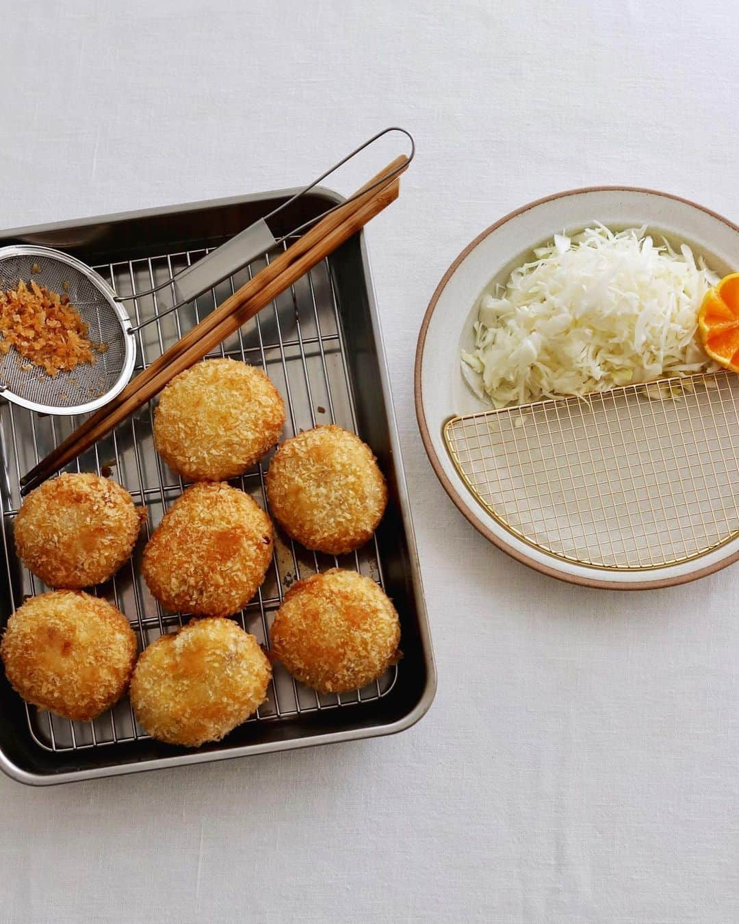 樋口正樹さんのインスタグラム写真 - (樋口正樹Instagram)「Potato Croquettes . 今夜はポテトコロッケ。 何てことない芋と牛の 普通のコロッケなので ソースでニコニコ顔の 仲良しにしてみたのと、 千切りキャベツの隣の 早生みかんは飾り切り。 以上、今週もお疲れ様🍻 . . 今夜もお皿は揚げ物に ぴったりの「amime」 揚げもの大好きさんに とてもおすすめですー。 @kikime_official . . . #コロッケ #仲良しコロッケ #台風コロッケ #コロッケ #ポテトコロッケ #ビーフコロッケ #手作りコロッケ #主食がコロッケ #揚げたて #ホクホク #コロッケ好き #得意料理 #揚げ物 #potatocroquettes #croquettes #kikime」10月1日 19時10分 - higuccini