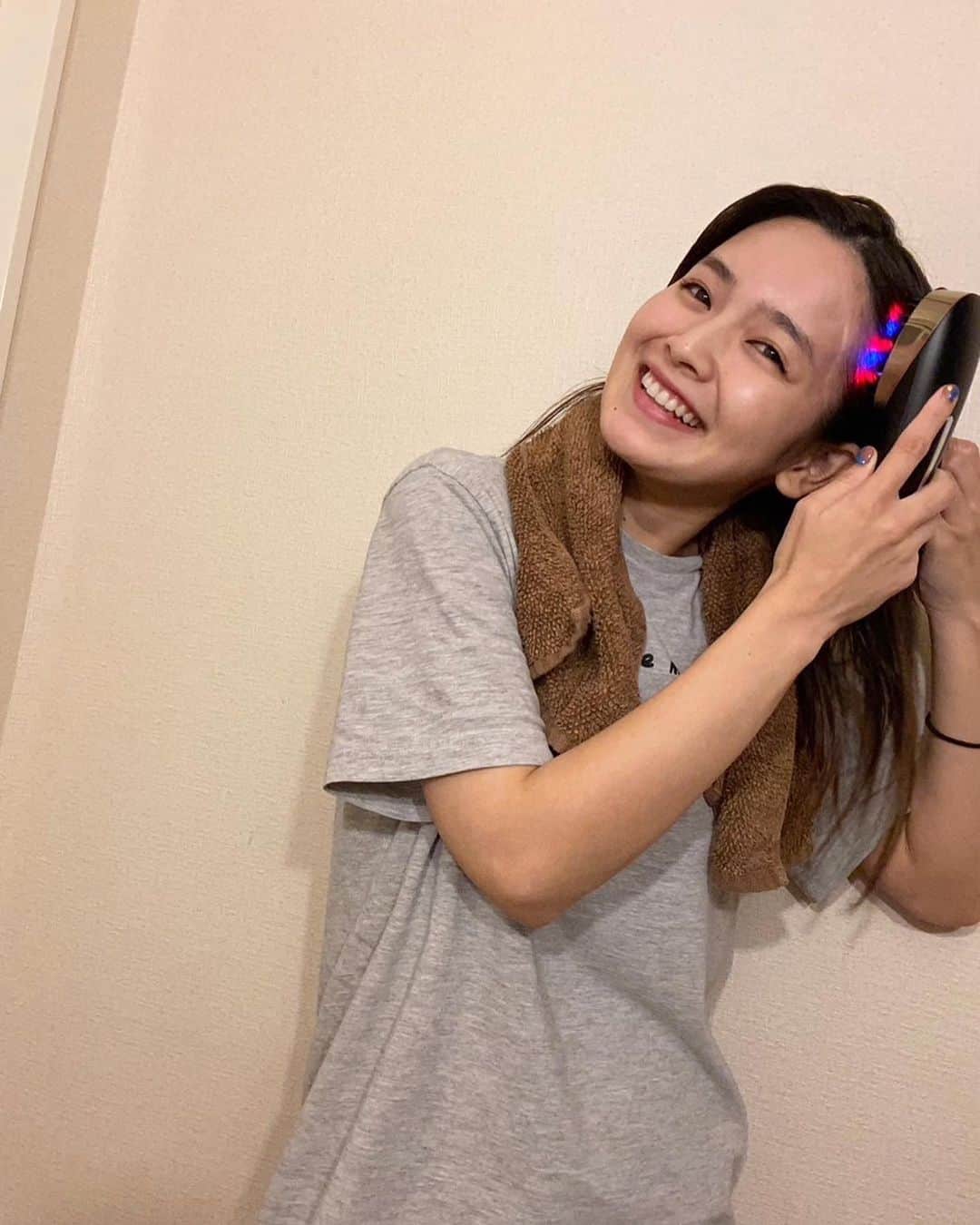 富久美玲のインスタグラム：「_ . YA-MANのヴェーダスカルプブラシ🪥 . アタッチメントの着脱が出来て 頭だけじゃなく顔も使えちゃう＼(^o^)／ . あてるとパチパチして気持ち良い🧖🏻‍♀⚡️ 防滴機能なので お風呂で使えるのもありがたいですね！ . #ヴェーダスカルプ#ヤーマンプロ#スカルプケア#フェイスケア#pr」