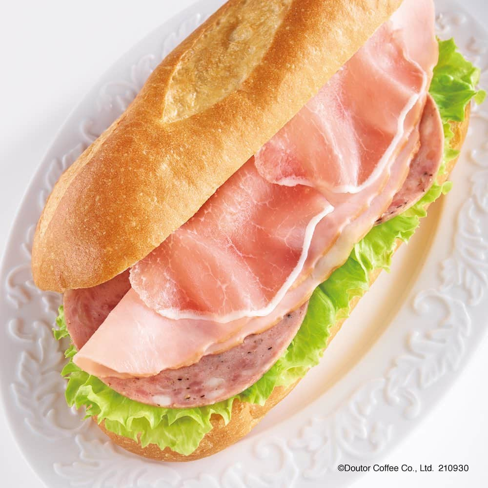 DOUTOR ドトール（unofficial）さんのインスタグラム写真 - (DOUTOR ドトール（unofficial）Instagram)「. 【DOUTOR】  〜9月30日新商品〜  『ミラノサンドA 生ハム・ボンレスハム・ボローニャソーセージ』  ドトールコーヒーショップ定番人気のミラノサンドAがリニューアル。あっさりしたやさしい味わいの生ハムロースと、しっかりした味わいのボンレスハムに、粗挽きブラックペッパーの効いたボローニャソーセージを合わせることで、全体の味を引き締めています。 1993年の発売以来、食材の変更や改良を加えながらも、こだわり続けたシンプルな組み合わせは、ドトールの自信作です。  ・ #doutor #ドトール #doutorcoffee #ドトールコーヒー #excelsior #エクセルシオール #excelsiorcaffe #エクセルシオールカフェ #coffee #コーヒー #cafe #カフェ」10月1日 19時08分 - doutor__coffee