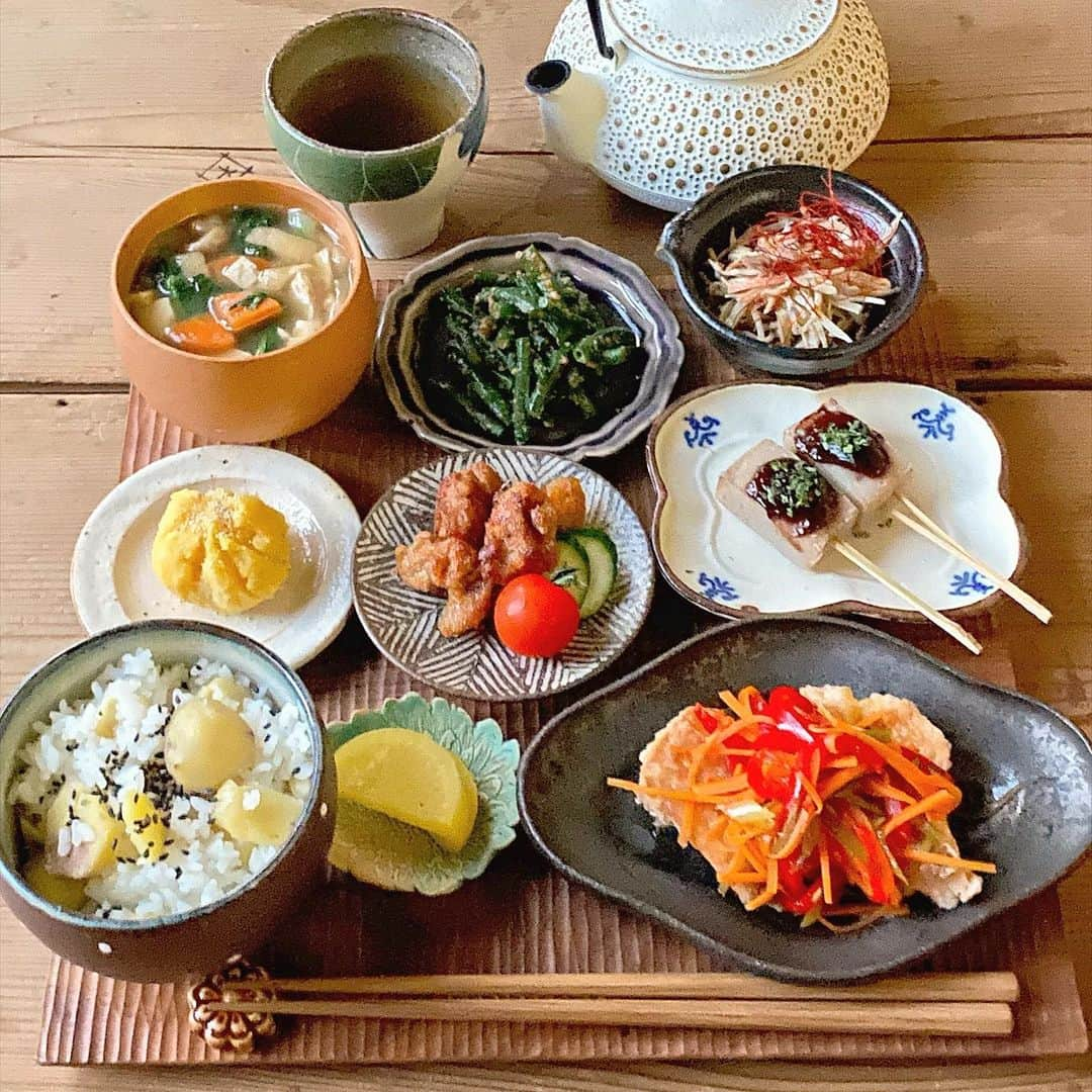 ひろσ(´～｀*)のインスタグラム：「☆ 🍴鮭の南蛮漬け 🍴こんにゃく田楽 🍴大豆ミートの唐揚げ 🍴ごぼうときのこのサラダ 🍴ささげのごま和え 🍴栗ごはん 🍴けんちん汁 🍴さつまいも茶巾 ． ． 今年もご近所さんから たくさん栗をいただいたので とりあえず栗ごはん🌰😄 微妙な黄色だけど 甘くて美味しい栗でした♪ ． ． ごぼうはお弁当に入れた残りを きんぴらにでもしようかと 味つけなしで 取り置いてあったのですが リモートでお弁当が いらない日があって 残ってきたので 作り置きのきのこの佃煮 と唐辛子を入れて 和風マヨサラダに🥗 簡単ですがおいしい☺️ ． ． 今日は写真撮るの遅れたのですが もう6時でかなりな暗さ💦 加工アプリのおかげで 明るく仕上げられましたが 盛り付けもなんだか雑😂 ぼちぼち日没との闘いの日々が 始まりそうです😆 ． ． ・・・・・・・・・・・・・・・ #常備菜#作り置き #つくりおき#フーディーテーブル#igersjp#晩ごはん#ごはん#おうちごはん#おうちカフェ #iegohanphoto#wp_deli_japan#器#器好き#うつわ#うつわ好き#こないだのごはんシリーズ#タベリー#手作りごはん#マカロニメイト#夜ごはん#夜ご飯#てづくりごはん365#栗ご飯 #鮭#安福由美子 #池田大介#中西申幸 #八木橋昇 #堂本正樹 #古谷浩一」