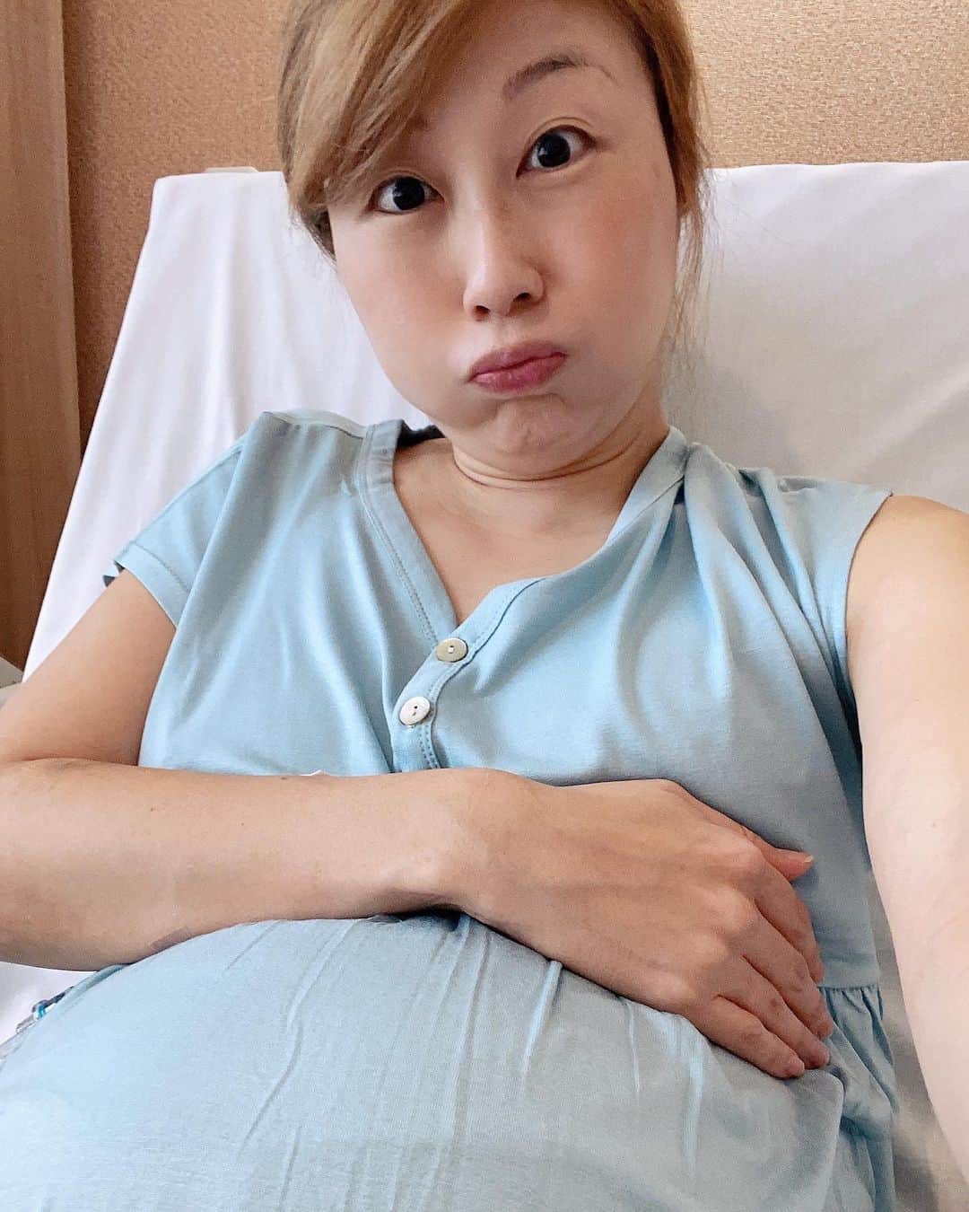 吉田ちかさんのインスタグラム写真 - (吉田ちかInstagram)「Hey guys! It’s been a week since I checked into the hospital and I’m at 36 weeks today🤰  One more week and the baby is safe to come out whenever! So if all is stable, I’ll be going home next week. Although I might have to come right back lol No way to predict when this baby will decide to really come out!   With plenty of bed rest and an IV to prevent stomach tightening, I’m actually able to eat more than I could back home so the baby is getting lots of nutrients and growing fast! His head is apparently 2 weeks bigger than average😅 no wonder my tummy feels so heavy!   I don’t know how I would have managed if I were at home! I know this is tough for Pudding and Osaru-san, but I’m so thankful to be here getting the rest I need.   Pudding has been surprisingly understanding of the situation. She cried the first few days, but now when we video chat, she finishes the conversation with a kiss and an I miss you! I love you! and hangs up with a smile😊  I know it’s probably harder on her than she lets on, but I think she feels like she needs to step and and be the big sister! She’s been really good throughout all of this and I’m so proud of her!   入院してから1週間経ち、今日で36周目に入りました。あと1週間でbabyがいつ産まれてもいい状態になるので、このまま状況が落ち着いていれば来週一旦退院する予定です☆ その後、すぐに陣痛とかが来るかもしれませんがw こればかりはわからない！  ベッド生活と点滴で、お腹の張りもだいぶ落ち着いてきたので、家にいた時よりもご飯が食べられるようになってしまいw babyにかなり栄養がいってるようでどんどん大きくなっています。頭が平均より2週間大きいとか😅 通りで重いw   家にいたらどうなってたか… プリンとおさるさんには大変な思いをさせてしまってますが、入院できて感謝です🙏  プリンも私が病院にいることは仕方ないことだと理解してくれているみたいで、最初の数日間はビデオ電話で泣いていましたが、今は結構さっぱり！おしゃべりして、最後に I Miss you! I love you! 😘と言って笑顔で切ってくれますw  本当は我慢しているのかもしれませんが、big sisterを意識してくれているのかかなりいい子にして頑張ってくれているので助かっています❤️」10月1日 19時45分 - bilingirl_chika