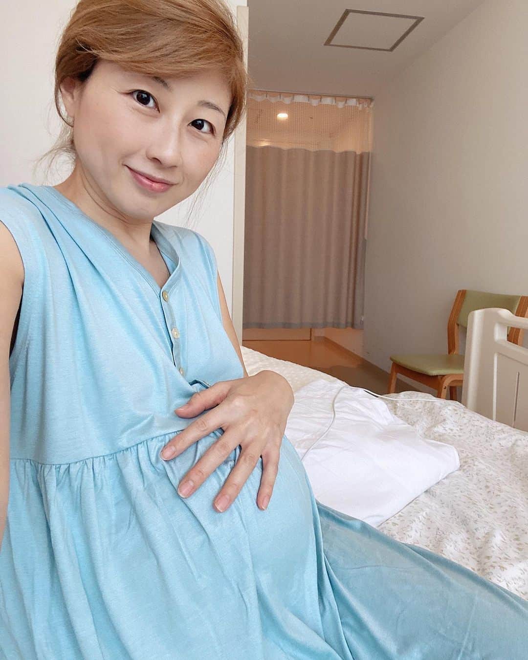 吉田ちかのインスタグラム：「Hey guys! It’s been a week since I checked into the hospital and I’m at 36 weeks today🤰  One more week and the baby is safe to come out whenever! So if all is stable, I’ll be going home next week. Although I might have to come right back lol No way to predict when this baby will decide to really come out!   With plenty of bed rest and an IV to prevent stomach tightening, I’m actually able to eat more than I could back home so the baby is getting lots of nutrients and growing fast! His head is apparently 2 weeks bigger than average😅 no wonder my tummy feels so heavy!   I don’t know how I would have managed if I were at home! I know this is tough for Pudding and Osaru-san, but I’m so thankful to be here getting the rest I need.   Pudding has been surprisingly understanding of the situation. She cried the first few days, but now when we video chat, she finishes the conversation with a kiss and an I miss you! I love you! and hangs up with a smile😊  I know it’s probably harder on her than she lets on, but I think she feels like she needs to step and and be the big sister! She’s been really good throughout all of this and I’m so proud of her!   入院してから1週間経ち、今日で36周目に入りました。あと1週間でbabyがいつ産まれてもいい状態になるので、このまま状況が落ち着いていれば来週一旦退院する予定です☆ その後、すぐに陣痛とかが来るかもしれませんがw こればかりはわからない！  ベッド生活と点滴で、お腹の張りもだいぶ落ち着いてきたので、家にいた時よりもご飯が食べられるようになってしまいw babyにかなり栄養がいってるようでどんどん大きくなっています。頭が平均より2週間大きいとか😅 通りで重いw   家にいたらどうなってたか… プリンとおさるさんには大変な思いをさせてしまってますが、入院できて感謝です🙏  プリンも私が病院にいることは仕方ないことだと理解してくれているみたいで、最初の数日間はビデオ電話で泣いていましたが、今は結構さっぱり！おしゃべりして、最後に I Miss you! I love you! 😘と言って笑顔で切ってくれますw  本当は我慢しているのかもしれませんが、big sisterを意識してくれているのかかなりいい子にして頑張ってくれているので助かっています❤️」