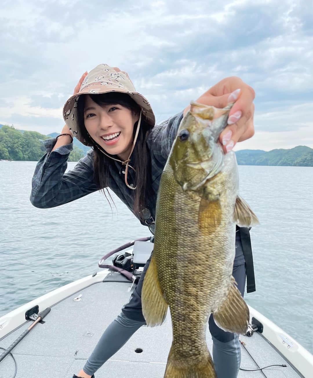 わちみなみのインスタグラム：「⁡ 2回目のバス釣りいったとき🐟 ⁡ 8匹つれてくれました🐟✨ 嬉しい！ リベンジできた！！ ⁡ 釣れすぎちゃって、 写真撮るのが面倒になり、数匹分の 写真なくて後悔。。。 ⁡ 次は全て撮り納めよう😼 ⁡ #釣り　#バス釣り #湖　#スモールマウスバス #アウトドア」