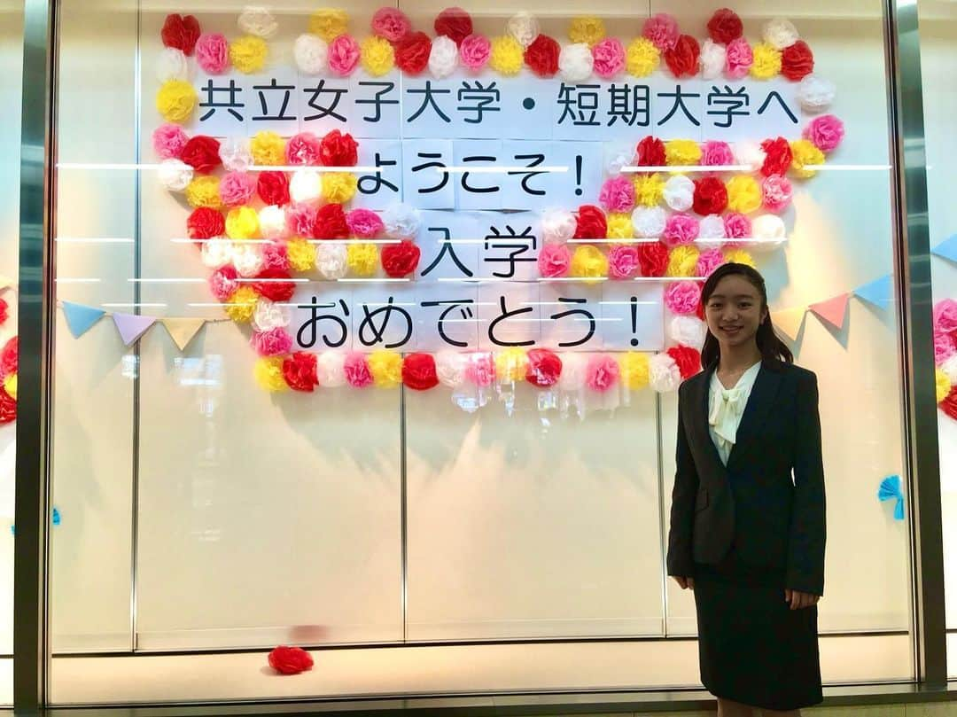 戸加里実玲さんのインスタグラム写真 - (戸加里実玲Instagram)「今日から卒業まで残り半年ということで大学生活を振り返りながら色々お伝えしていけたらと思って投稿少しづつしていきます!! 正直な思いも書くのであたたかく見守ってください🥺  2018年4月 共立女子大学 文芸学部に入学しました🌸 なぜ私はこの大学を選んだか…  高校2,3年生で宝塚受験を経験し、宝塚受験に重きを置いていたため正直高２終わり…高３上旬までは大学受験は愚か大学に行くつもりもありませんでした。しかし、高２の受験を失敗しラストチャンスを両親に懇願したところ大学合格がラストチャンス受験の条件となりました。その為、何としてでも12月の年内に受験を終えたくて尚且つ、私の所属していた高校のコースはセンター試験と一般入試での国公立・難関私大受験を想定していた為推薦は使えず公募やAO入試も良しとはされていませんでした。しかし、例外的にAO入試を認めて頂き受験をすることが出来ました。ですが、受験可能なAOは併願可能な形式のみとかぎられていたので年内に合否がわかる上に併願可能なAOを実施している芸術系の学部があり自宅から通える大学は2校しかありませんでした。その2校を受験し、2校とも合格を頂けました。 そして、アルバイトのことや大好きな宝塚観劇が出来ることなども考え共立女子大学を選びました。  こんな不純な動機で良いのか…とは思いますが入学するとあたたかい先生方や職員の方が迎えて下さり楽しい大学生活のスタートを切る事が出来ました!!  次は高校と大学の違いPart1を投稿予定です😊  #共立女子大学 #kwu #大学選び #女子大」10月1日 20時06分 - 3mire0