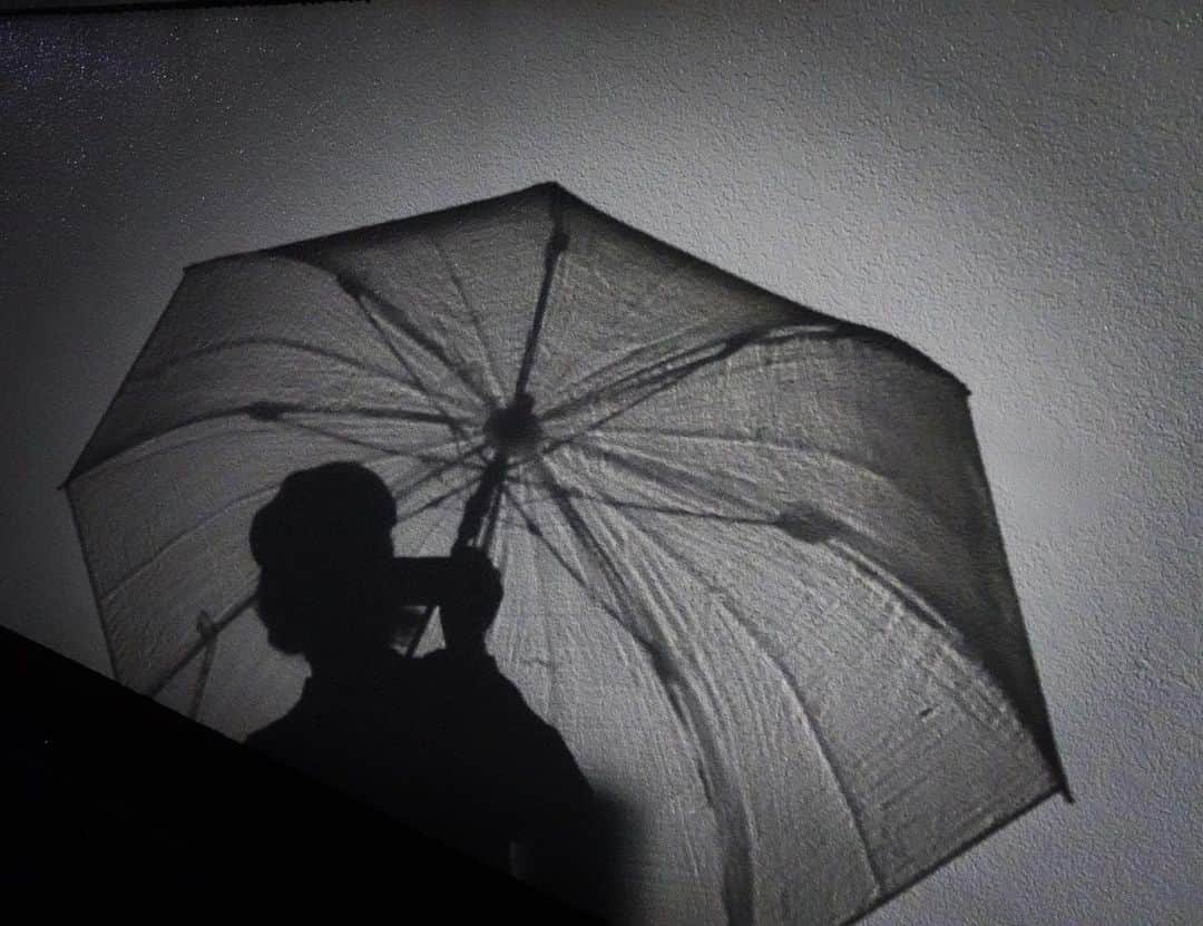 貫地谷しほりのインスタグラム：「凄い雨ですね。 皆さん、本当に気をつけてください。 写真は今日ではありませんが、 この日は急に雨が降ったから ビニール傘を数億年ぶり買った日。 #ビニール傘 #雨」