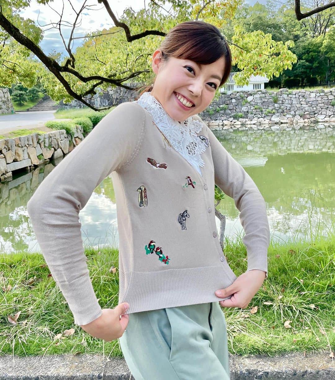 田村友里さんのインスタグラム写真 - (田村友里Instagram)「. 昨日のファッションテーマ「どうぶつの森」 スタジオにアニマル持ち込みました。 テーブルクロスのような大きな襟も最&高✌️  #庄原でのロケTシャツは #3色と見せかけて4色 #カラフルハッピーTシャツ  #ピースデイズ #hpt2021 👆 「わたしの#ピース探しフォトコンテスト」 開催中です！（@hiroshima_peace_tourism）」10月1日 11時49分 - yuri_tamura0894