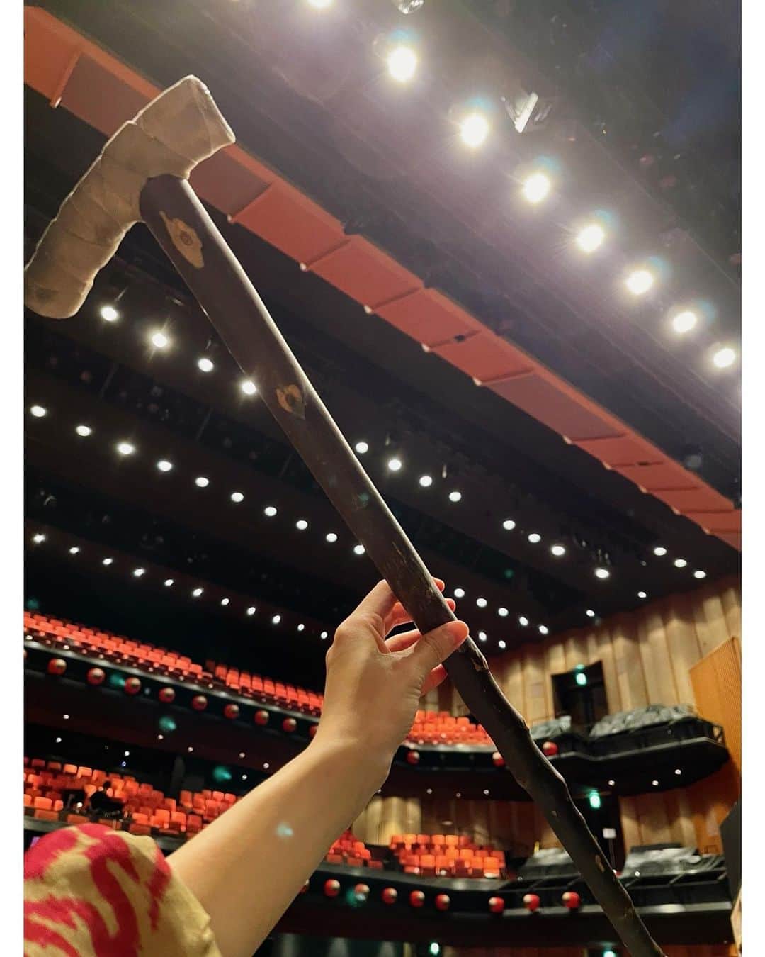 佐々木希さんのインスタグラム写真 - (佐々木希Instagram)「本日から、 大阪公演が始まります！ 新歌舞伎座でお待ちしております！  杖は私の相棒☺︎  #醉いどれ天使 #新歌舞伎座」10月1日 11時51分 - nozomisasaki_official