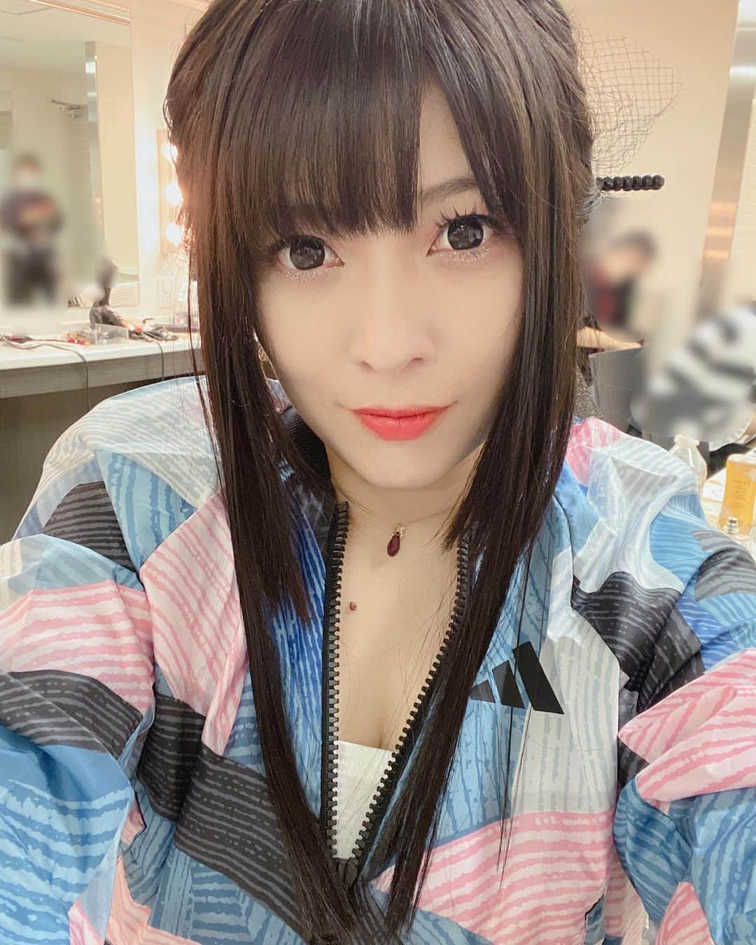 鈴華ゆう子のインスタグラム：「久しぶりに再びロングヘアへチェンジ。 billboard classicsは、アー写に合わせてロングにしてみました。少し大人っぽくなりますね。  #鈴華ゆう子  #ロングヘア  #和楽器バンド  #ヘアメイク  #Wagakkibnd  #hairstyle」
