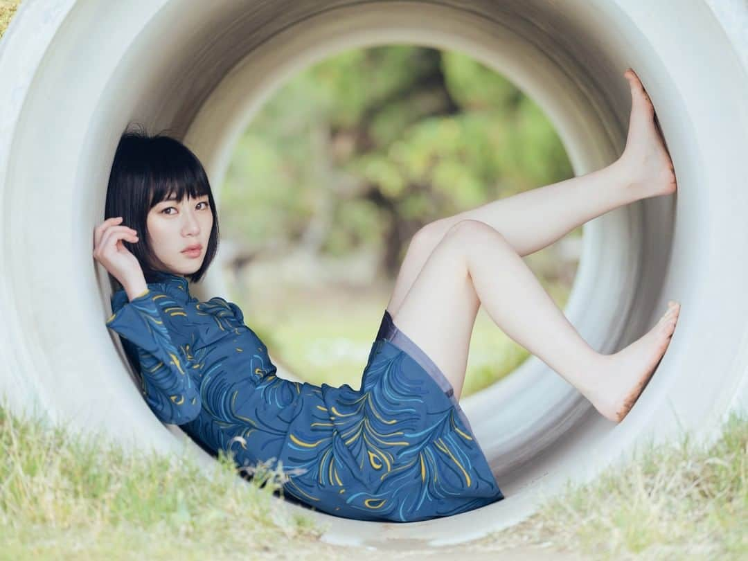 Akiomi Kurodaのインスタグラム：「懐かしさのあまり死ねる。楽しかった一日。 ・ ・ ・ #ポートレート写真 #ポートレート撮影 #ポトレの世界 #ポトレ撮影 #作品撮り #ポートレートセクション #撮影データ #モデル撮影  #フィルム写真に恋してる #フィルムに魅せられて #フィルムに恋して #フィルム写真好きな人と繋がりたい #フィルムのある生活 #フィルムポートレート #日常のエモいを切り取る #日常に彩りを #写真の中の私の世界 #ファインダー越しの私の世界 #leicaqphotography #leica_photos #leicaqphoto #leicaphotographer #leicaportrait #leicam10p #aposummicron50 #aposummicron #leicalover #portraitpage #theportraitpr0ject #portraits_mf」