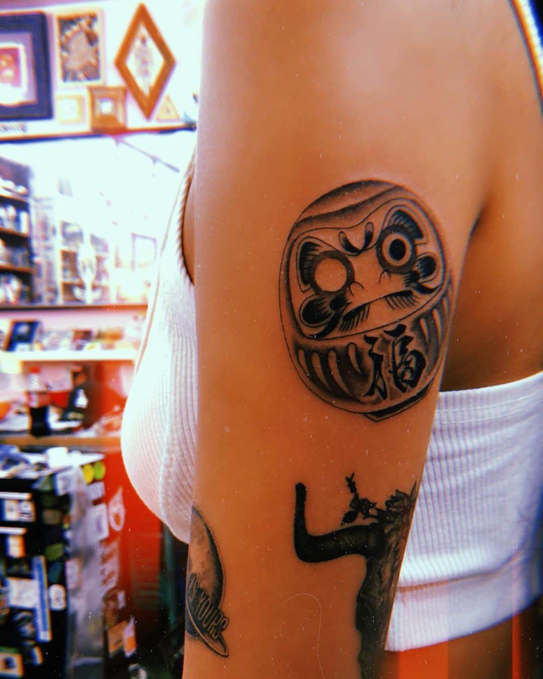Minamiのインスタグラム：「ダルマさんの片目彫るときにお願い事したんだ🙏🏽Made sure I made a wish when filling in the Daruma doll’s left eye. When my wish comes true I’ll be inking in the right eye. #JapaneseTingz Tatted By: @ue_the_parlour」