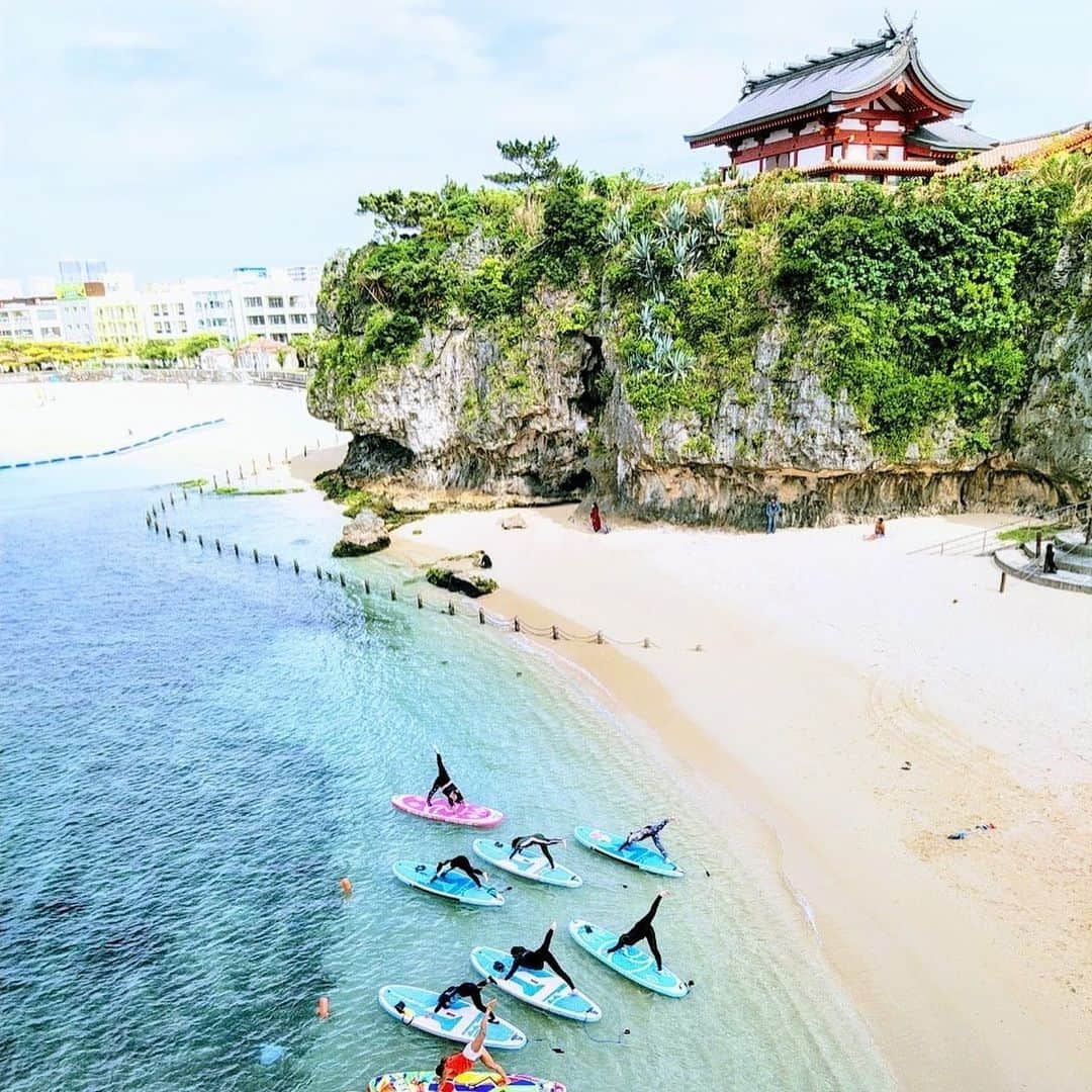 田中律子さんのインスタグラム写真 - (田中律子Instagram)「日本サップヨガ協会認定指導者養成講座🏄‍♀️🧘‍♀️ @japansupyogaassociation   今年の4月に沖縄波の上ビーチにて　@naminouesup  ご協力のもと、第19回指導者養成講座が行われました🏄‍♀️🌞🌴 感染対策を行い、レスキュー実技もマスク着用でアスリートセーブジャパン　@athlete.save.japan の飯沼誠司　@seiji_iinuma さんのアドバイスの元行っています🙏  4月は募集初日に満員となりました🙌年内ラストの指導者養成講座は、沖縄にて11月4.5.6.7日に開催決定しました🏄‍♀️ ご興味のある方は、日本サップヨガ協会までメールにてお問い合わせ下さい📧協会HPのお問い合わせをタップしてくださいね☝️ @japansupyogaassociation  プロフィールから協会HPとべます👌  先着順にて、参加希望の方6人に達しましたら募集を締め切らせていただきます🙏🙏🙏  お問い合わせお待ちしてます🙋‍♀️  講師 田中律子  松山幸介 @kosukesup  AED講師 葉山志帆 @shiho.calmlyokinawa   #日本サップヨガ協会  #supyoga  #supyogateachertraining  #第20回指導者養成講座 #北海道から沖縄まで #全国に仲間がいます  #仲間になりませんか #地元の仲間たち  #学びの場  #かけがえのない時間  #全集中」10月1日 13時46分 - ri2kotanaka