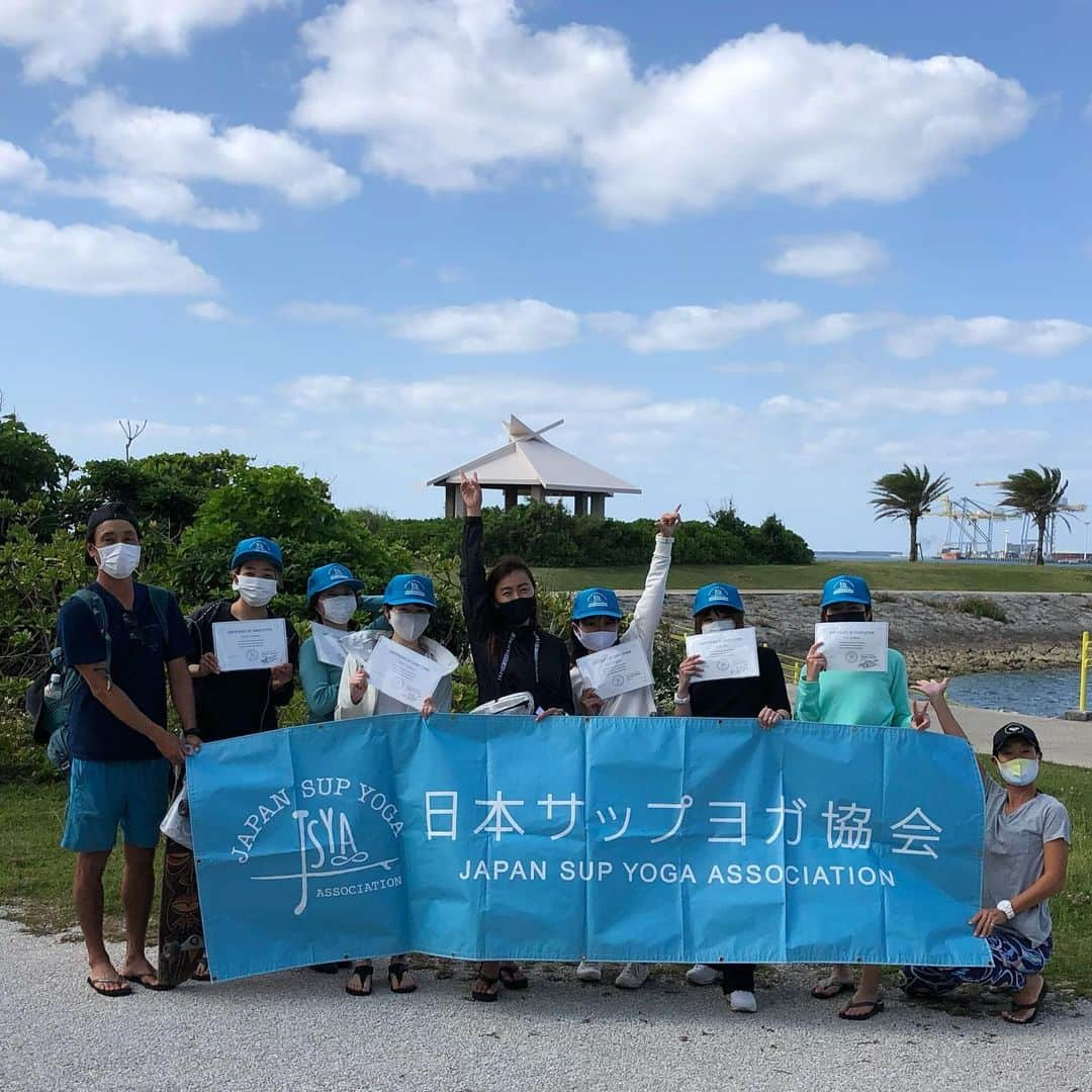 田中律子さんのインスタグラム写真 - (田中律子Instagram)「日本サップヨガ協会認定指導者養成講座🏄‍♀️🧘‍♀️ @japansupyogaassociation   今年の4月に沖縄波の上ビーチにて　@naminouesup  ご協力のもと、第19回指導者養成講座が行われました🏄‍♀️🌞🌴 感染対策を行い、レスキュー実技もマスク着用でアスリートセーブジャパン　@athlete.save.japan の飯沼誠司　@seiji_iinuma さんのアドバイスの元行っています🙏  4月は募集初日に満員となりました🙌年内ラストの指導者養成講座は、沖縄にて11月4.5.6.7日に開催決定しました🏄‍♀️ ご興味のある方は、日本サップヨガ協会までメールにてお問い合わせ下さい📧協会HPのお問い合わせをタップしてくださいね☝️ @japansupyogaassociation  プロフィールから協会HPとべます👌  先着順にて、参加希望の方6人に達しましたら募集を締め切らせていただきます🙏🙏🙏  お問い合わせお待ちしてます🙋‍♀️  講師 田中律子  松山幸介 @kosukesup  AED講師 葉山志帆 @shiho.calmlyokinawa   #日本サップヨガ協会  #supyoga  #supyogateachertraining  #第20回指導者養成講座 #北海道から沖縄まで #全国に仲間がいます  #仲間になりませんか #地元の仲間たち  #学びの場  #かけがえのない時間  #全集中」10月1日 13時46分 - ri2kotanaka