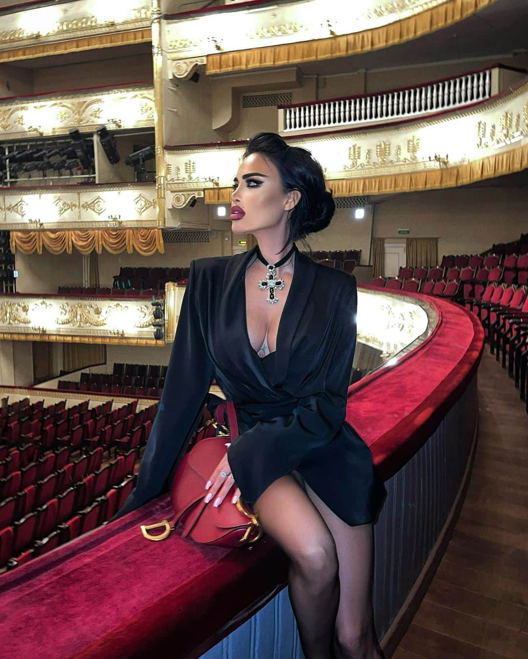 Nita Kuzminaのインスタグラム：「….1 или 2 фото?  Вчера была на мюзикле «Ромео и Джульетта» 🎭 Это было шедеврально! Рекомендую!  Далее в планах увидеть «Анна Каренина» и «Куртизанка»..」