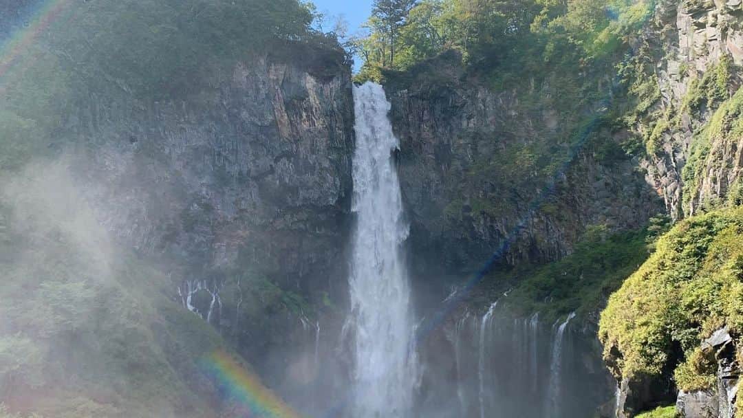 舞川あいくさんのインスタグラム写真 - (舞川あいくInstagram)「大自然の神秘🌊✨ 華厳の滝 滝の水しぶきがひやっと気持ちよくて 豪快に流れ落ちる滝を見ていると心が落ち着く。 . 地球の大自然をすごく感じられる場所。 ずっと眺めていたいほど素晴らしい。癒された😌🌎 . . . #栃木県 #華厳の滝 #日本三大名瀑」10月1日 13時48分 - aiku_0817__