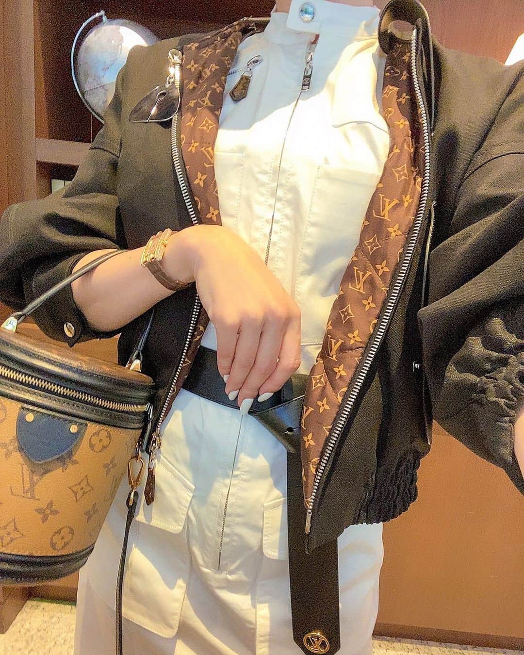 JUNKO（飯田順子）のインスタグラム：「@louisvuitton  ・ 🌚🌚🌚🌚🌚 ・ #louisvuitton」