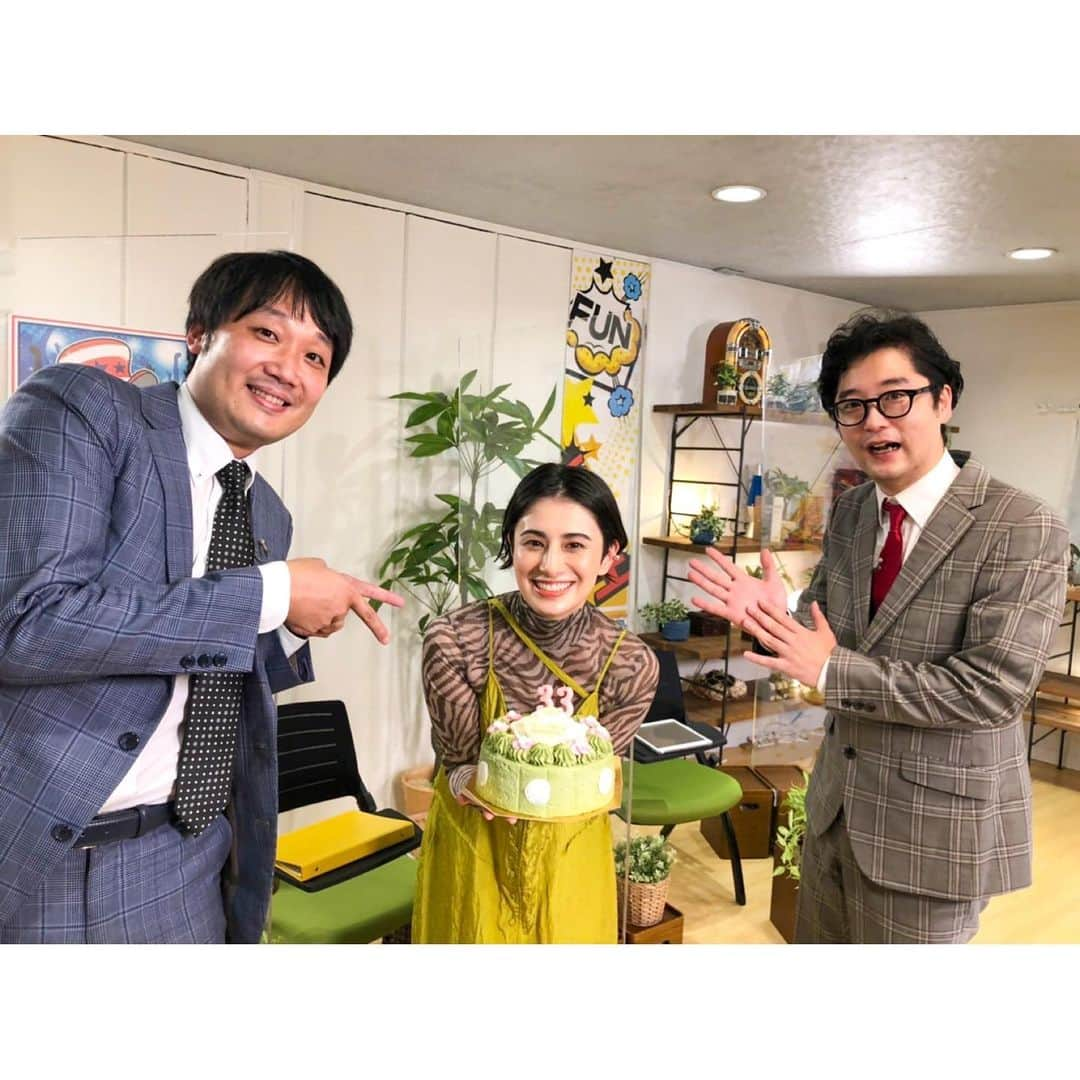 ホラン千秋さんのインスタグラム写真 - (ホラン千秋Instagram)「_ 『ミルベキ！』のみんなもお祝いしてくれました🥳  お腹よじれるくらい笑わせてくれる収録🤣大好きです💙  藤本さん、田畑さん、スタッフさん、ありがと〜🙏💕」10月1日 14時25分 - chiakihoran_official