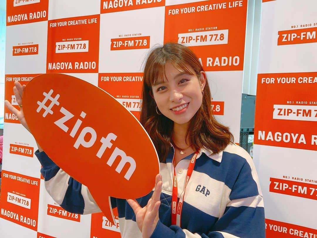 高樹リサさんのインスタグラム写真 - (高樹リサInstagram)「❤️ ただいまー！！！(*Ü*) . @zipfm77.8 開局28周年記念日の今日、 緊急事態宣言の発令を受けて約2ヶ月お休みしていた 「FRIDAY MUSIC PUZZLE」復帰しました🧩🙌 #zipfm の大事なお誕生日に戻ってこられて嬉しいです^ ^ たくさんの温かいメッセージありがとうございました😊💗 また来週〜って最後に言えるのが嬉しいなあとしみじみ。。🥺 . そして今日から3日間は「ZIP-FM 28th Anniversary Message from 28artists」と題して、ZIP-FMにゆかりのある28組のアーティストが各番組に登場してくれます🥳 この後もたっぷりお楽しみください♪ . #フラパズ #茉由さんレイナさん代打ありがとうございました 🥰 #まさかのリカちゃん呼び笑 @meguru_3starspro さん🤣 #ふっといボーダー着てるといじってくれるSEAMOさん堀江さん 🏉  #お気に入りのGAPです #来週はaikoさん登場❤️ #また来週👋」10月1日 15時14分 - lisalisa_takagi