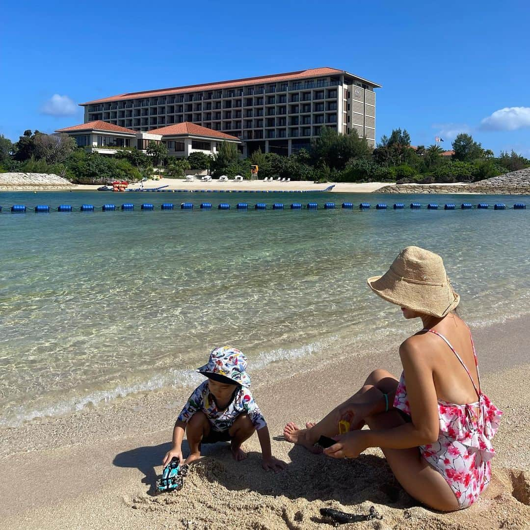 小川ひとみさんのインスタグラム写真 - (小川ひとみInstagram)「着いてからすぐに 大好きな海へ🏖 砂浜と海があれば ずっと遊べるね❤️ #okinawa #weekend #love」10月1日 15時06分 - hitomy220