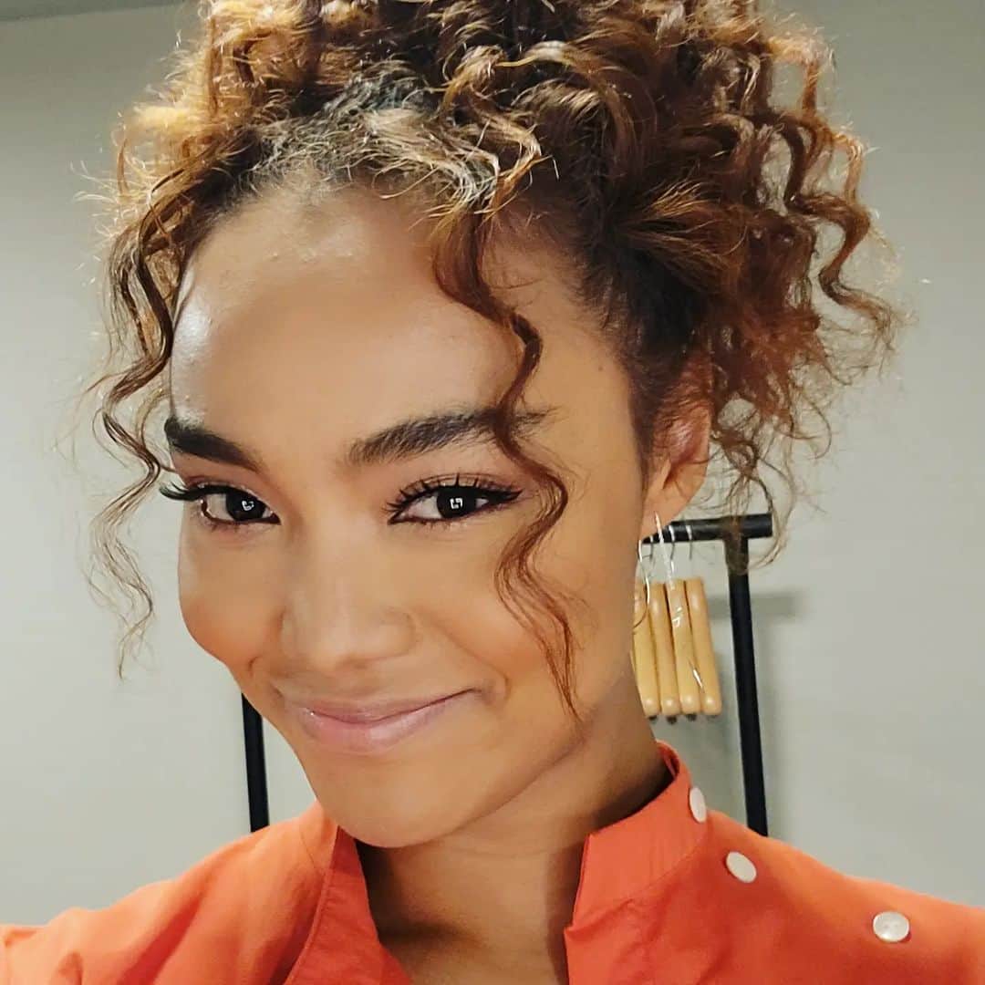Crystal Kayのインスタグラム：「It's 🌬️ 🌧️☔ but happy Friday😌  みんな気をつけてね!!」