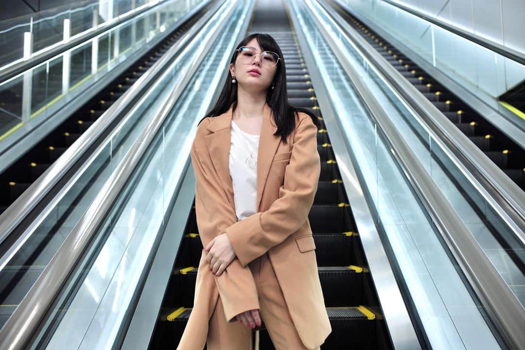 長谷川かすみのインスタグラム：「やほ！ 今日から10月だね！  昨日、気合い入れてたことが思うように出来なくて、落ち込んで落ち込んで… 帰ってきても何もする気が起きなくて、泣きながら床に着いたんだけど(笑) そしたらまさかの夢でもその件何回も出てきて、呪われてるのかなと思った🥲 朝までは落ち込んで急に大きな声出したりしてたけど(怖い)、事務所に送っていただいたプレゼントを受け取ったり(ありがとう)、この前撮ったダンス動画編集してたりしてたら思ったより良い感じで、元気出てきた🙌(単純)  今日から10月だし、もうすぐ一つ歳取るし、この歳の最後に失敗できて良かったと思う。 課題が見つかったよ〜ありがとう〜！笑  何が言いたいかというと、 皆様10月もよろしくね！！」