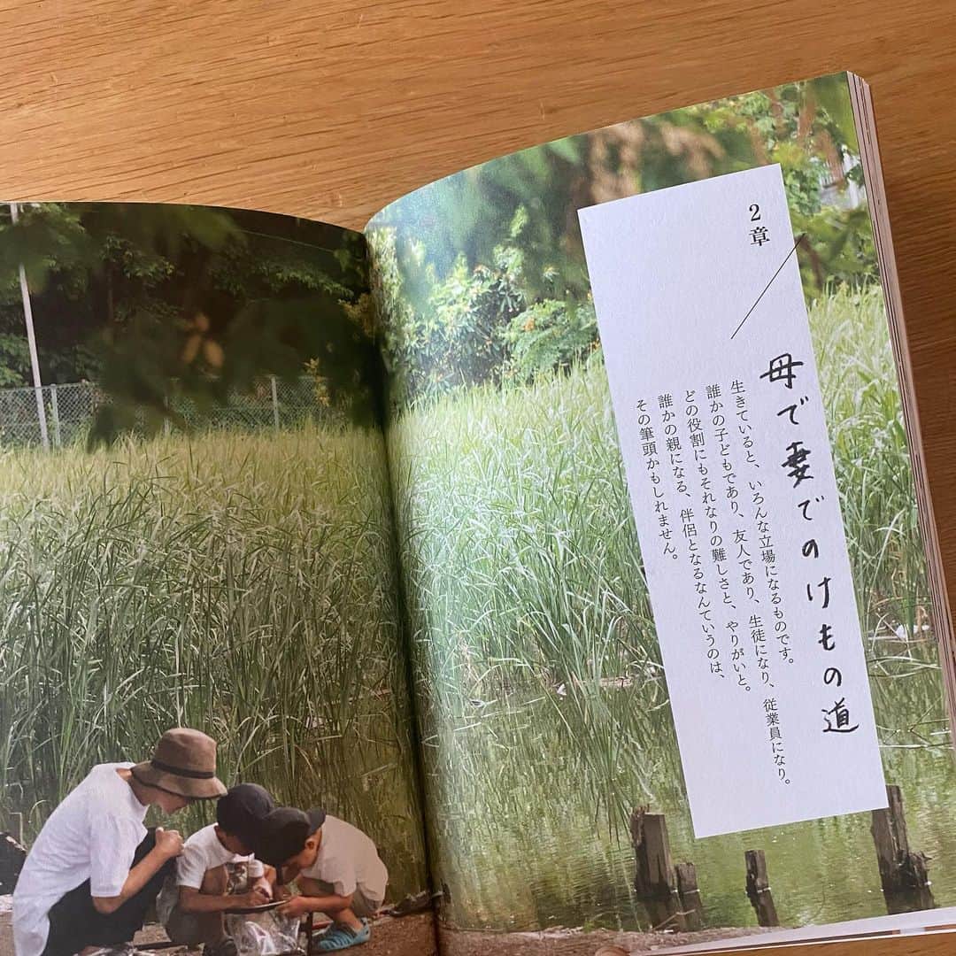 本多さおりさんのインスタグラム写真 - (本多さおりInstagram)「【 本日新刊発売です 】  『暮らしをそのままの自分に寄せてー「ちゃんとやろう」じゃなくていいー』（主婦の友社）が本日発売になりました。  このタイトルは、もちろんこの本でお伝えしたいテーマであり、自分へのメッセージでもあります。  生活者として暮らしを紡ぎ、子を育て、仕事して、人と関わり、自分を見つめながら、今、思い至る結論みたいなもの。  「ちゃんとやろう」じゃなくていい  あきらめではなく、目的をそこにもっていかなくていいよな、という想いです。  収納の仕組みは、その人その人の生活に寄せて考え、模索していくもの。  それは収納に限らず、いろんなことに当てはまるのでは？と思います。  そんな私の軸ができるまでの紆余曲折を、過去〜現在まで綴っています。  〉〉本書のおすすめポイント  ●文章は2ページ完結＋最後の一言で読みやすくまとまっている  ●暮らしが垣間見える写真たっぷり掲載（収納のヒントにも）  ●全208ページ、読み応えあり！  全国の書店さん、 Amazon、楽天ブックスなどのネットショップでも取扱いいただいています。 ぜひお読みいただけると嬉しいです。 よろしくお願いいたします。  @saori_honda トップページリンクから新刊紹介ページご参照ください  #暮らしをそのままの自分に寄せて  #主婦の友社 #整理収納コンサルタント #本多さおり #フォトエッセー #暮らしを楽しむ  #暮らしを整える  #シンプルな暮らし  #saorihonda_book」10月1日 16時20分 - saori_honda