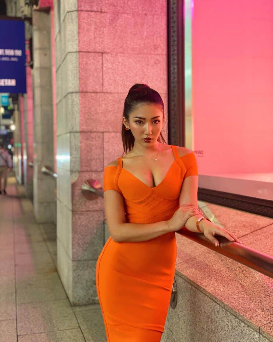 緒方友莉奈のインスタグラム：「高級生地なバンテージを使用💎👱🏽‍♀️ #キャバ嬢  #キャバドレス を安く提供します！👱🏽‍♀️ 3万くらいするこちらのドレスを 1万円で原価がめちゃ高いけど頑張って皆様の為に安く提供します🤦‍♀️  バンテージ生地な為自然にくびれやおっぱいが盛れます🧚‍♀️ #高級ホテル  #デート　#ミスコン や　#パーティードレス にも 来て欲しいです💅 丈が長いから上品かつセクシーな デザイン！ 171cmの私でサイズがSサイズです！ バスト93cmウエスト60cmヒップ96cm ブラなしで盛れます👗  #韓国 #オルチャン #チャイボーグ #海外風 #フィットネス #トレーニー #ミスコン #沖縄 #南国 #ハワイ #サイパン #バリ #ギャル #ビキニ #モノキニ #プール #海 #キャバ嬢 #ナイトプール #ファッション #港区女子 #旅行 #旅行好きな人と繋がりたい」