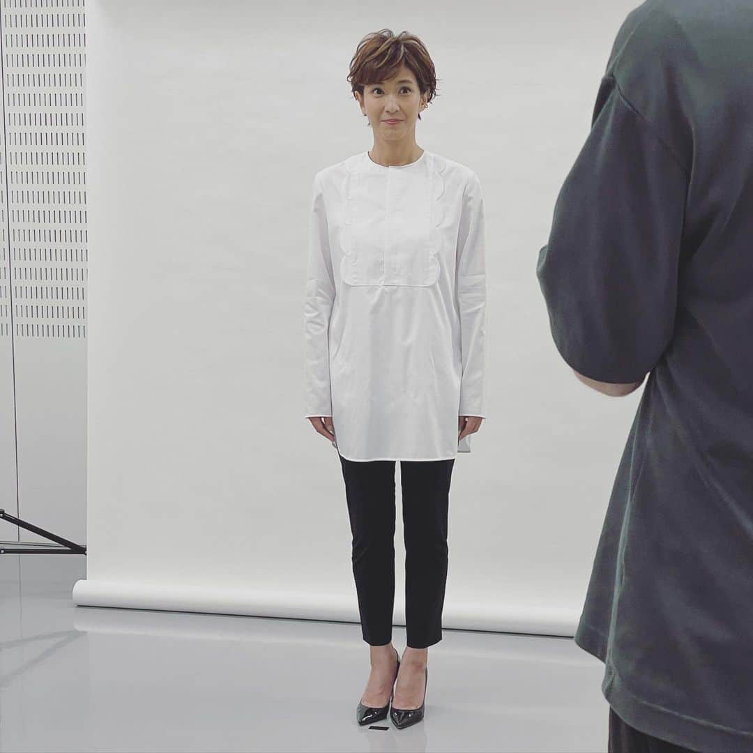徳永有美さんのインスタグラム写真 - (徳永有美Instagram)「白いシャツ。胸元のカーブが愛らしい。丸みが可愛い過ぎずに大人っぽくキープされてるのがこの洋服の素敵なところ。  スタイリング @yokochanjapan  ヘアメイク @hairmake__kaunaloa  @ayafukudamakeup」10月1日 16時51分 - yumi_tokunaga.official