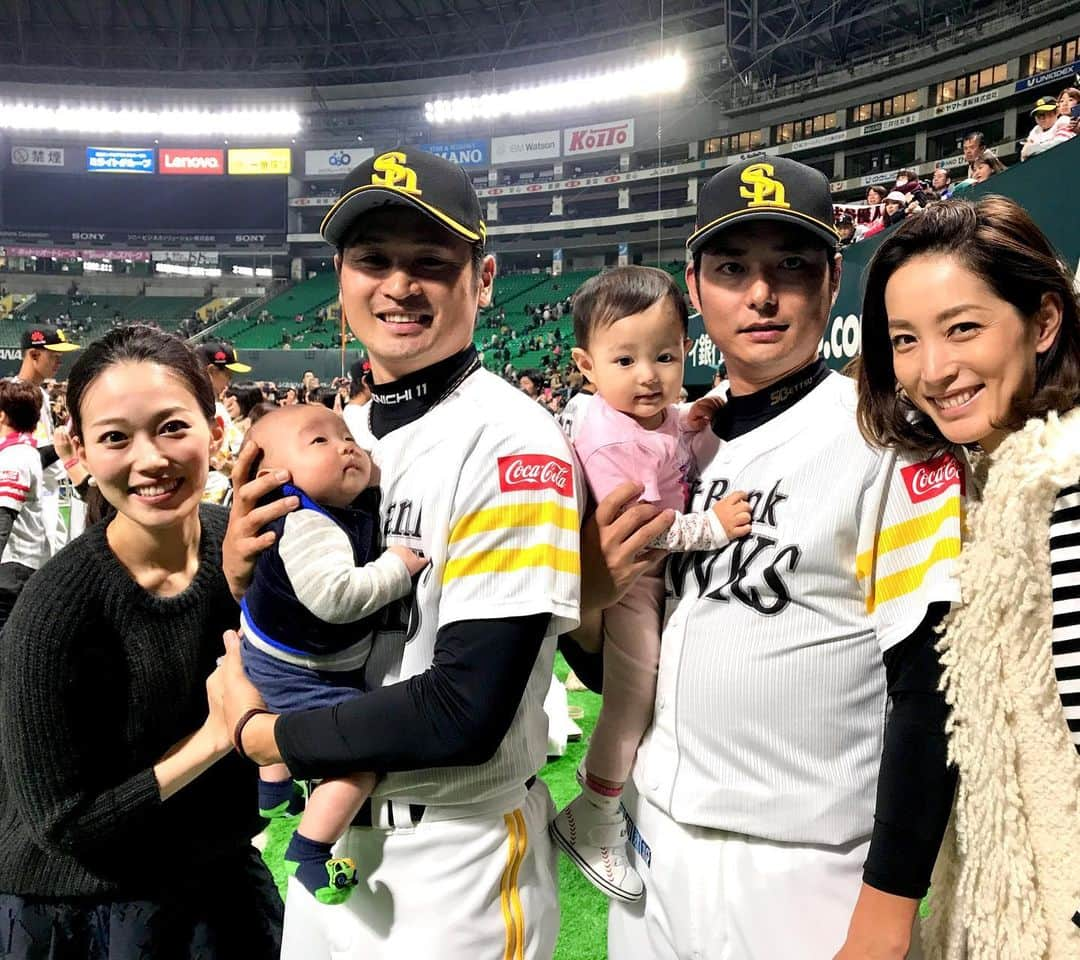 攝津正のインスタグラム：「. . 親愛なる賢ちゃん  17年間プロ野球生活お疲れ様でした！ こんなに長く現役でいた賢ちゃんを心から尊敬します。  ホークスに入団してから、同じ年ということで嬉しかったし何より心強かった。  嬉しいことも悔しいことも共有できた存在でもありました。  お互い家族ができてからも仲良く、 👹２人が酔っ払って声が大きくなるので注意するのに大変でしたね。  色んな思い出がある賢ちゃんとの時間。 お互いユニフォーム姿では無いですが、これからは更に充実した人生を送りましょう！  賢ちゃんこれからもよろしくね👍🏼  . . #中田賢一 #投手 #中日ドラゴンズ #福岡ソフトバンクホークス #阪神タイガース #プロ野球選手 #引退 #寂しい #賢ちゃん #らぶ #おっさんずラブ #家族 #ファミリーフォト #eちゃん #かわeちゃん #👹👹 #家族写真」