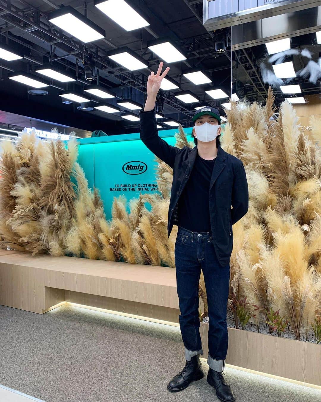 ト・サンウのインスタグラム：「오랜만에 나들이 🚶🏻‍♂️🚶🏻‍♂️  @official_mmlg  #더현대서울팝업 10월1일~10월14일까지 ✌️」
