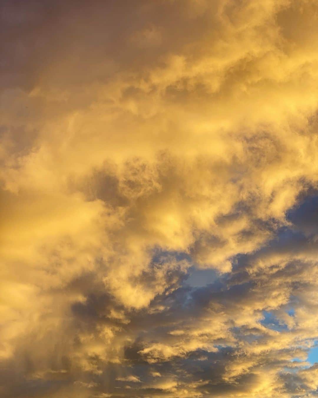 徳永有美さんのインスタグラム写真 - (徳永有美Instagram)「ほんの一瞬だけあらわれた空。 夕陽と雲と向こうに青空。」10月1日 17時41分 - yumi_tokunaga.official