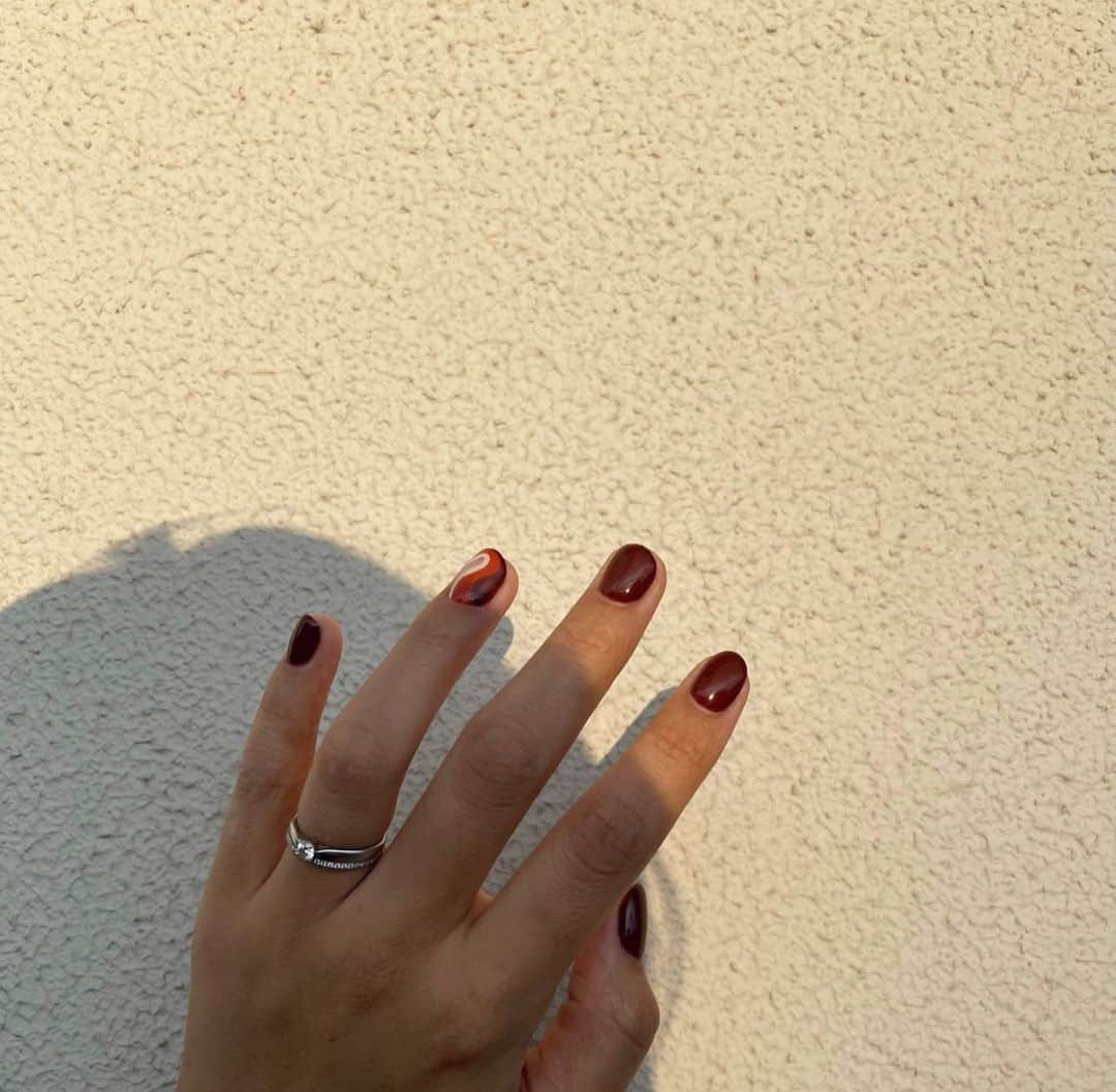 堺梨乃のインスタグラム：「. new nail💅🤎🧡テーマは秋🍂  #ワンカラーネイル #秋ネイル#ニュアンスネイル#ネイルデザイン#栄ネイル」