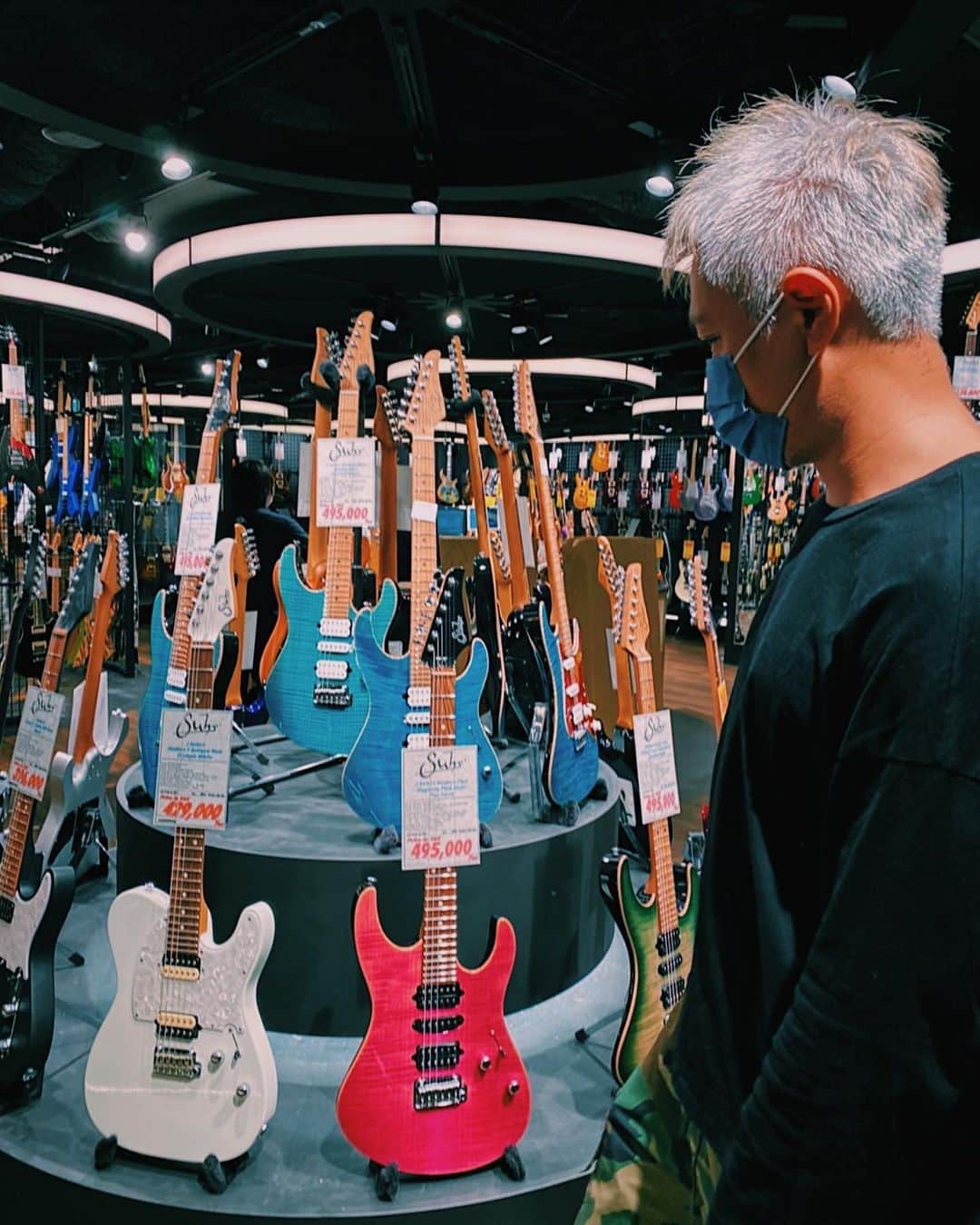 押尾学さんのインスタグラム写真 - (押尾学Instagram)「While repairing my guitars, looking for a new 🎸🎸🎸😗 #guitarlife #photooftheday #instagood」10月1日 17時49分 - manabuoshio_official