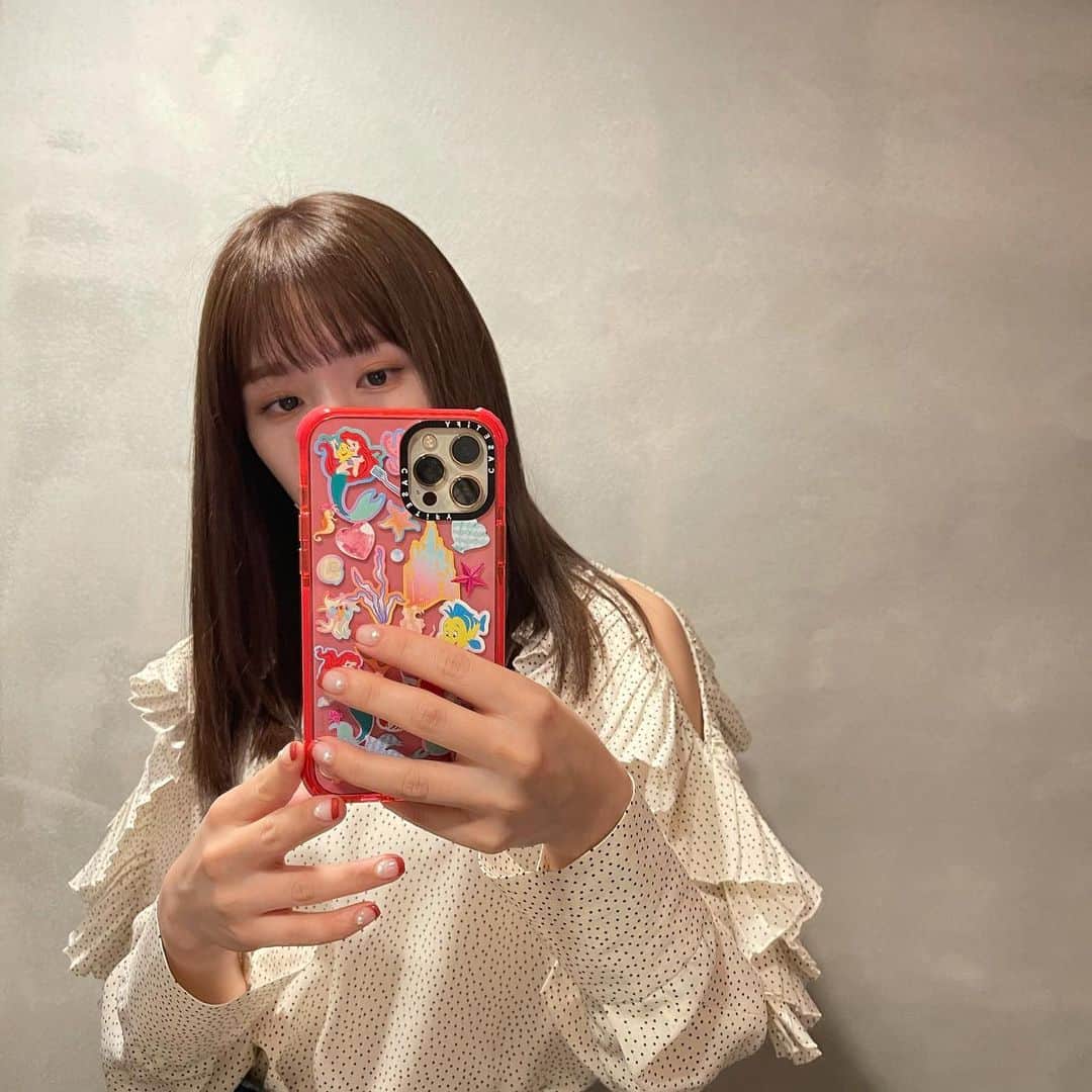 ひよんのインスタグラム：「💇‍♀️🌰  いまの髪の毛の感じすき😍 昔は巻かないのとかあまりなかったけど 最近ストレートにきゅん💓ってかんじ☺️✨  マネージャーさんが暗い推しっていってくれたから、 少し暗めの色にしたよ💛 #くり色ベージュ だって🌰🤎 @six_mayashoji さん、ありがとうございました💕  トップスの質問たっくさんだったのだけど、 @celford_official のブラウスだよ💕  #ひよん #栗」