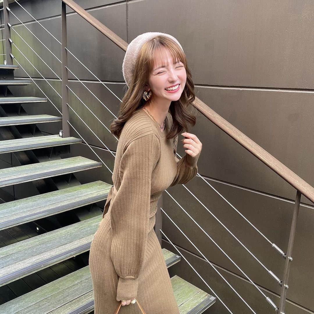 堀尾実咲のインスタグラム：「@calnamur_official の ニットワンピ着たよ☺️🤎  展示会で藤田ニコルさんが 着用してる姿を見て一目惚れ😍  @miyamana_47 と お揃いにしたよ🤍  スタイルアップして見えるし カーキのカラーが絶妙で おしゃかわいい🥺🤎  #fashion #fashionstyle #cordinate #autumn #autumnfashion #autumncolors #calnamur #onepiece #ファッション #コーディネート #カルナムール #藤田ニコル #秋服 #秋服コーデ #秋ファッション #ニットワンピース #ニットワンピ #ニット #ベレー帽 #ベレー帽コーデ」