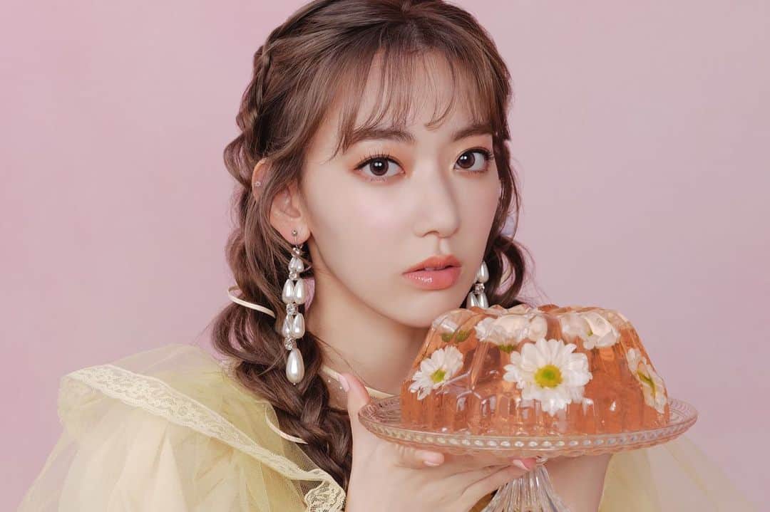 のインスタグラム：「… #hkt48 #IZONE #아이즈원 #アイズワン #sakura #宮脇咲良 #미야와키사쿠라 #さくら #molak」