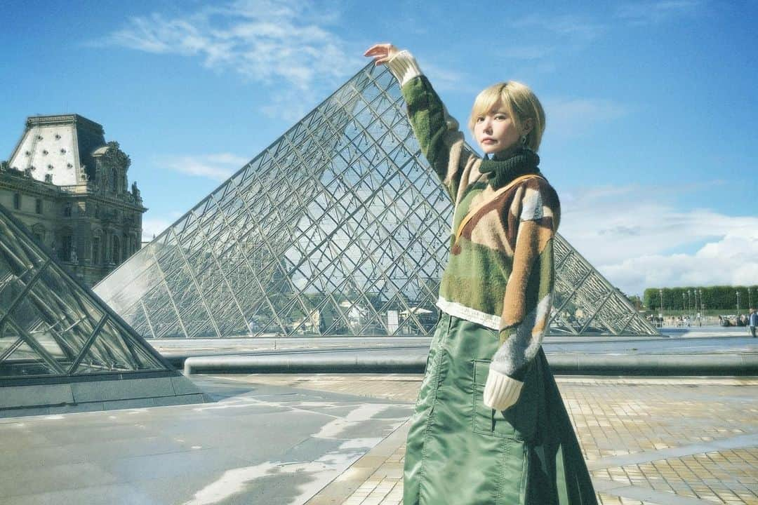 益若つばささんのインスタグラム写真 - (益若つばさInstagram)「ルーヴル美術館。🇫🇷透明のピラミッドは、666枚のガラス板から作られているそう。というのはダヴィンチコード読んでいるから知りました。📗贅沢☺️ 周りを見るとみんなこのポーズで写真撮ってたんだけど大丈夫そ？本当にいけてるの？ ダブル持ちして友達に送ってみたけどそれはダサいと言われました。 #paris#louvre #museum」10月1日 18時12分 - tsubasamasuwaka1013