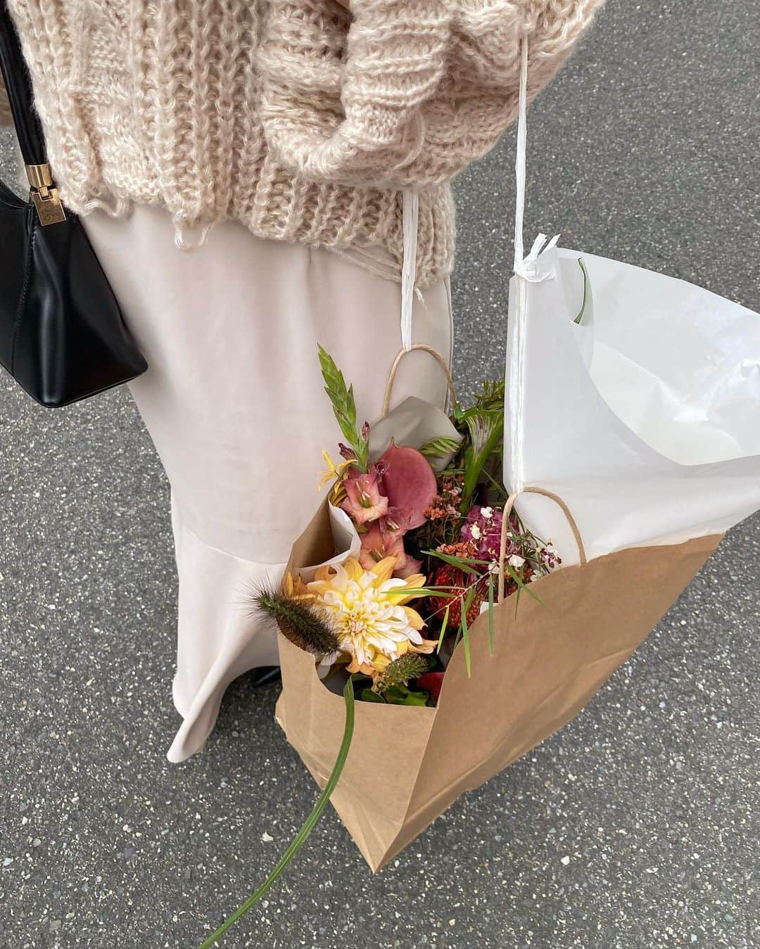 きたかぜあすかさんのインスタグラム写真 - (きたかぜあすかInstagram)「撮影前は、お花を調達💐」10月1日 18時44分 - asukaa02